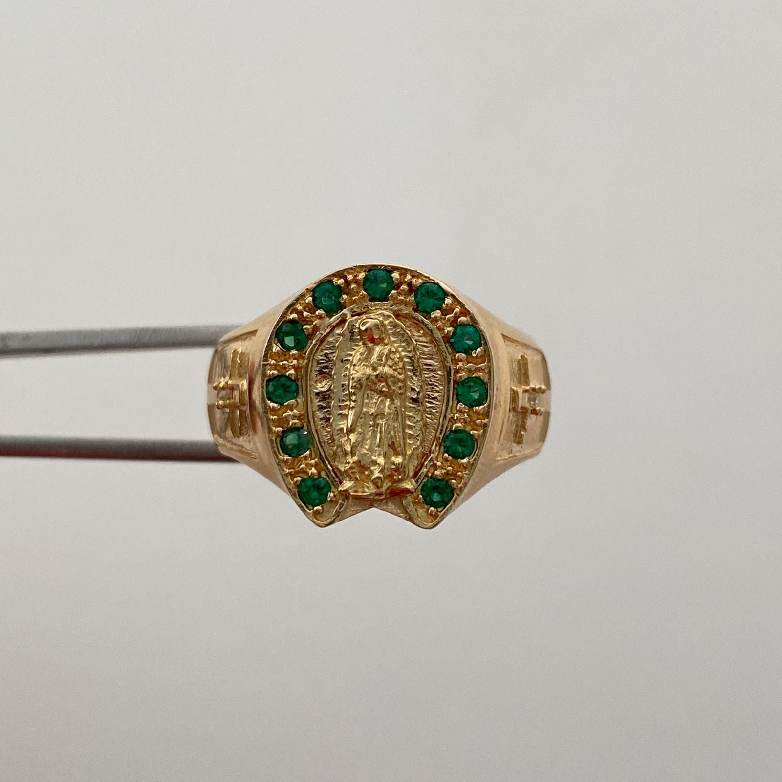 Anillo Virgen de guadalupe herradura circones verdes Oro amarillo 18k / Talla 9 / 6,7 Gr / 7,3 mm