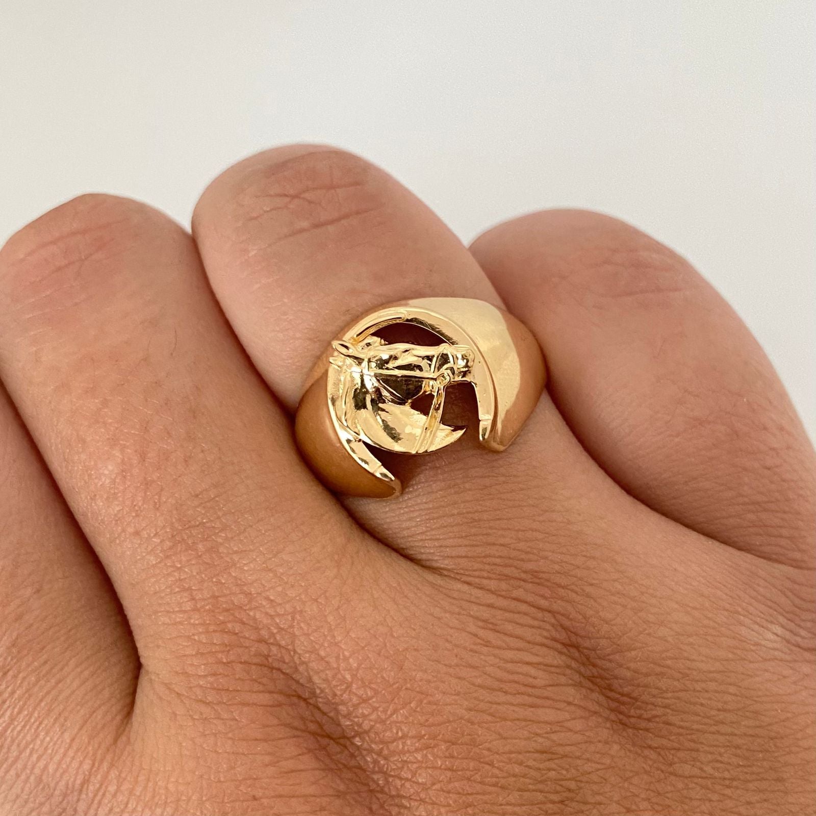 Anillo silueta caballo liso Oro amarillo 18k / Talla 10 1/2 / 7,85 Gr
