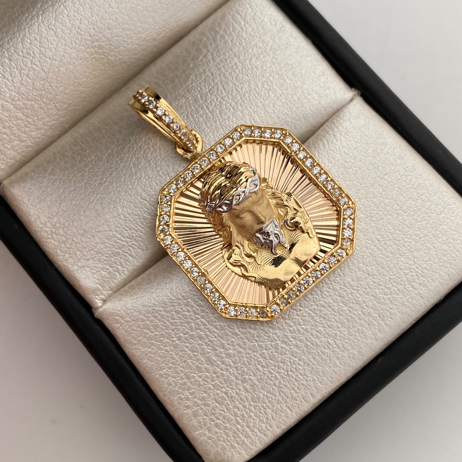 Dije Rostro Fondo Diamantado Oro amarillo y Oro blanco 18k 6,05 Gr / 20,9 mm / 3,1 Cm