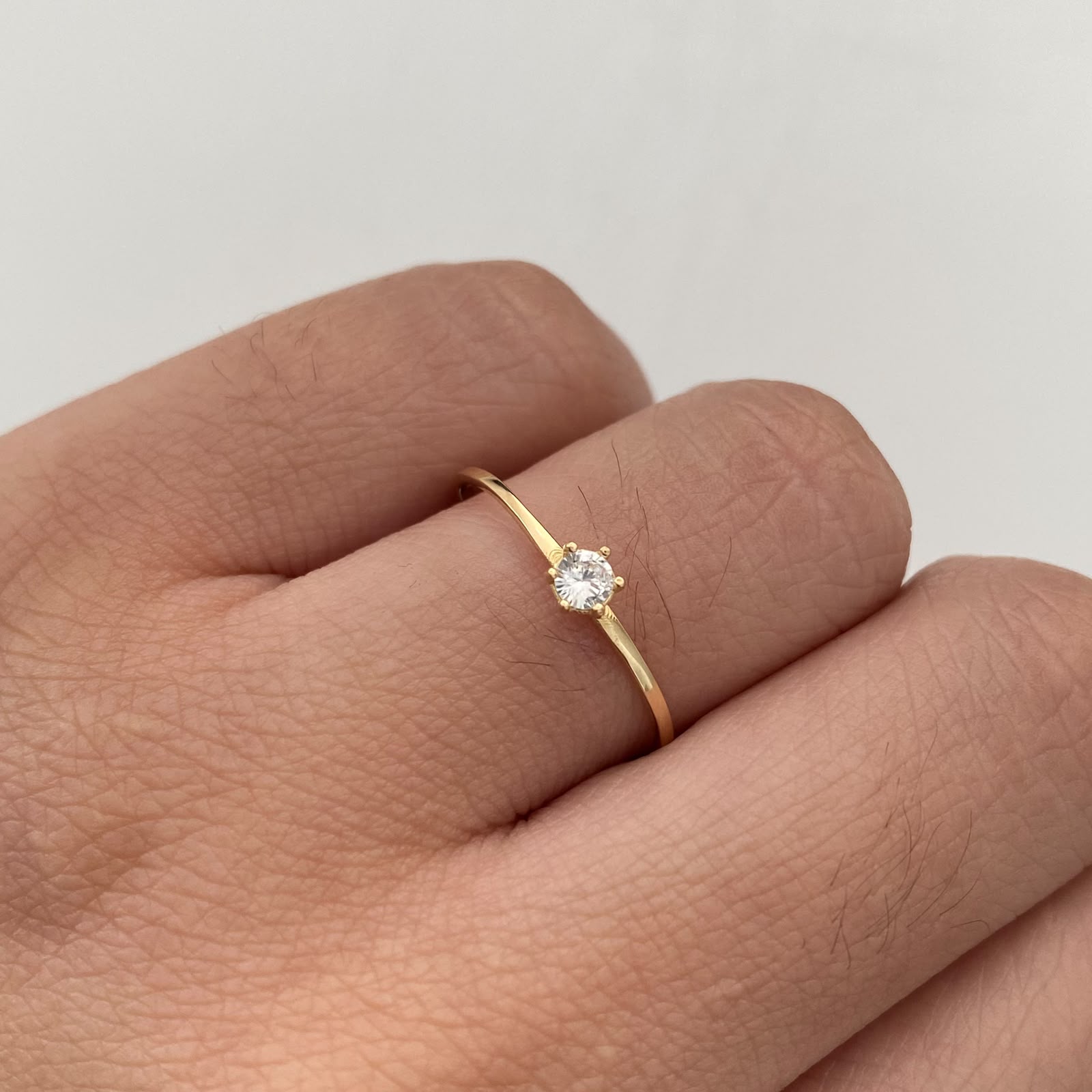Anillo Solitario Oro amarillo 18k / Talla 8 / 0,8 Gr / 1,2 mm