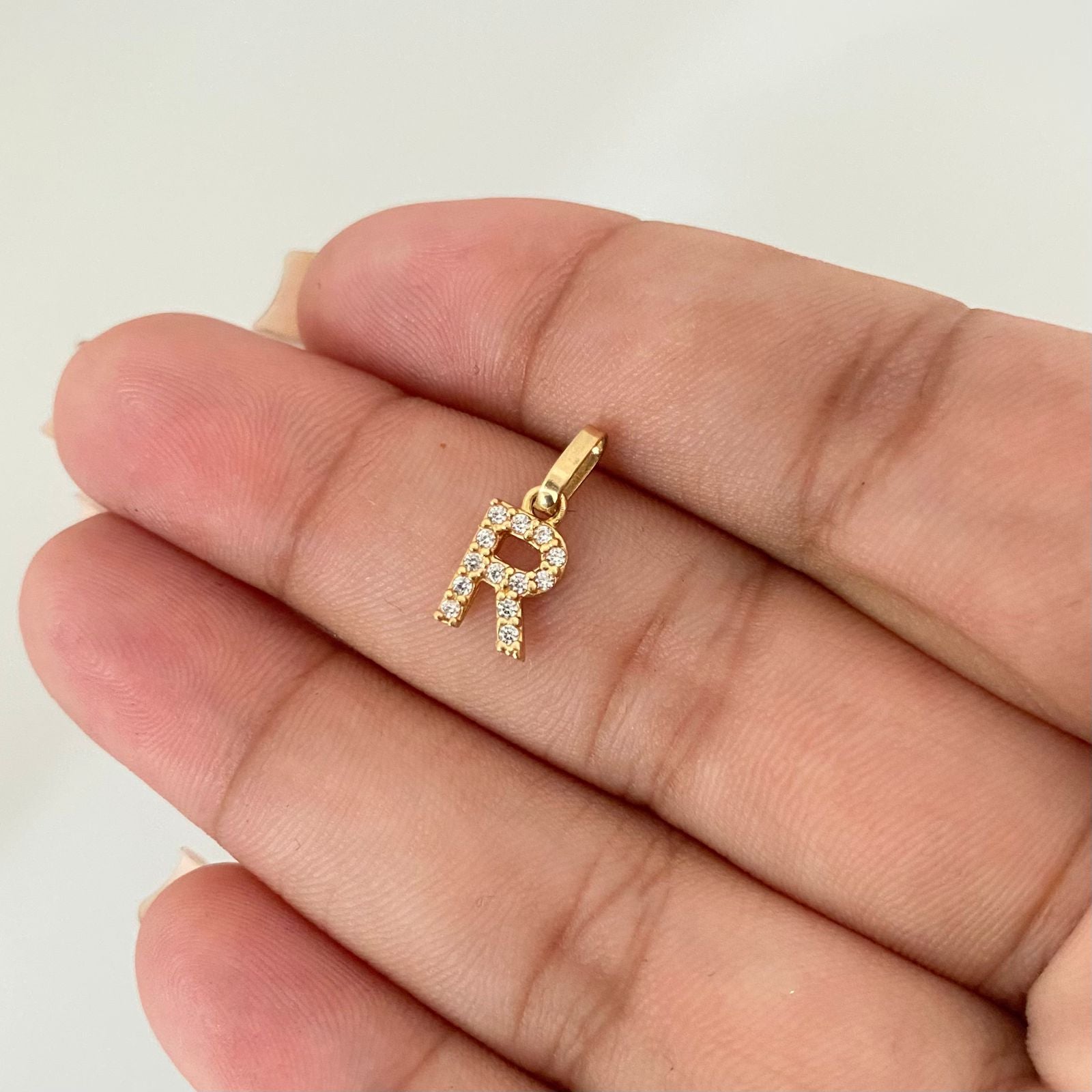 Dije letra R casting Oro amarillo 18k 0,6 Gr / 1,5 Cm