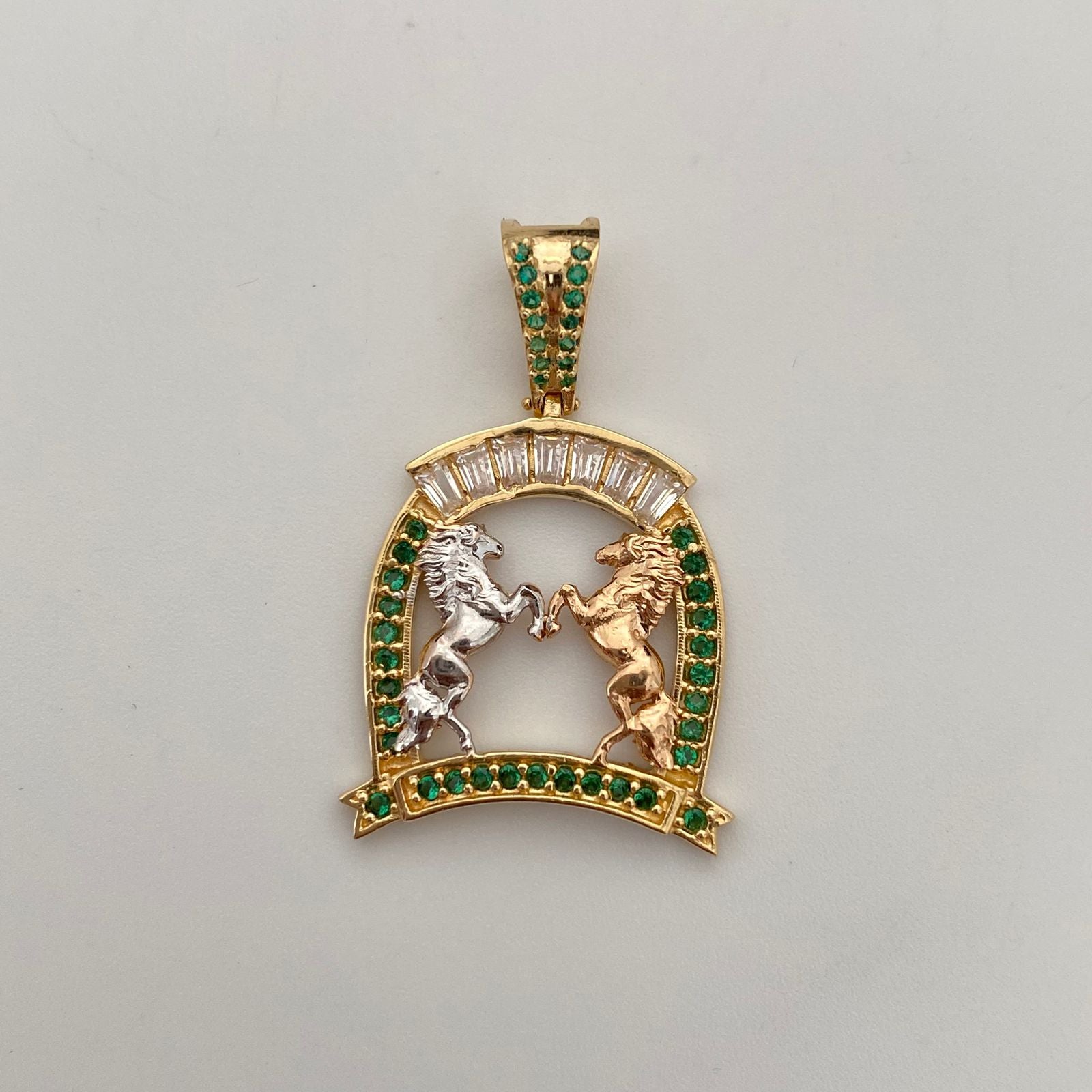 Dije Caballos Casting  Tres oros 18k 5,3 Gr / 22,2 mm / 3,2 Cm