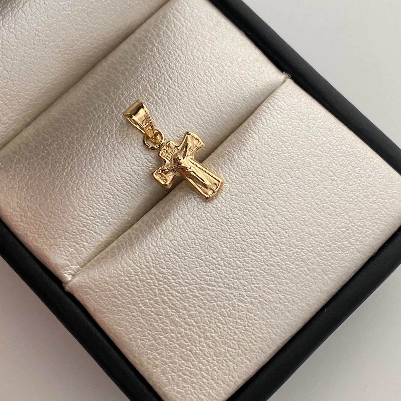 Dije Cruz Cristo Oro amarillo 18k 0,4 Gr / 8,7 mm / 1,7 Cm