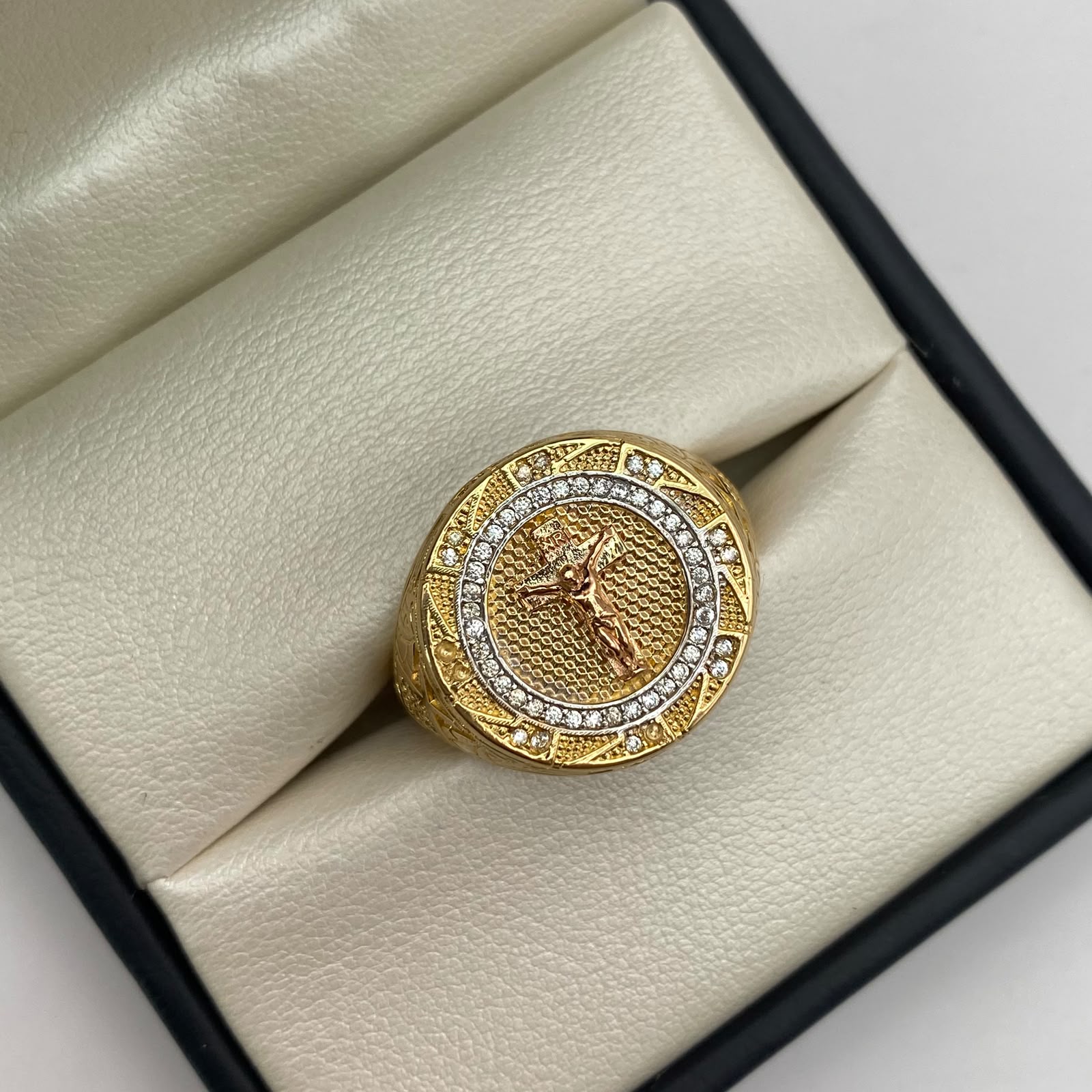 Anillo cruz cristo circones blancos Tres oros 18k / Talla 12 / 14,10 Gr / 4,93 mm