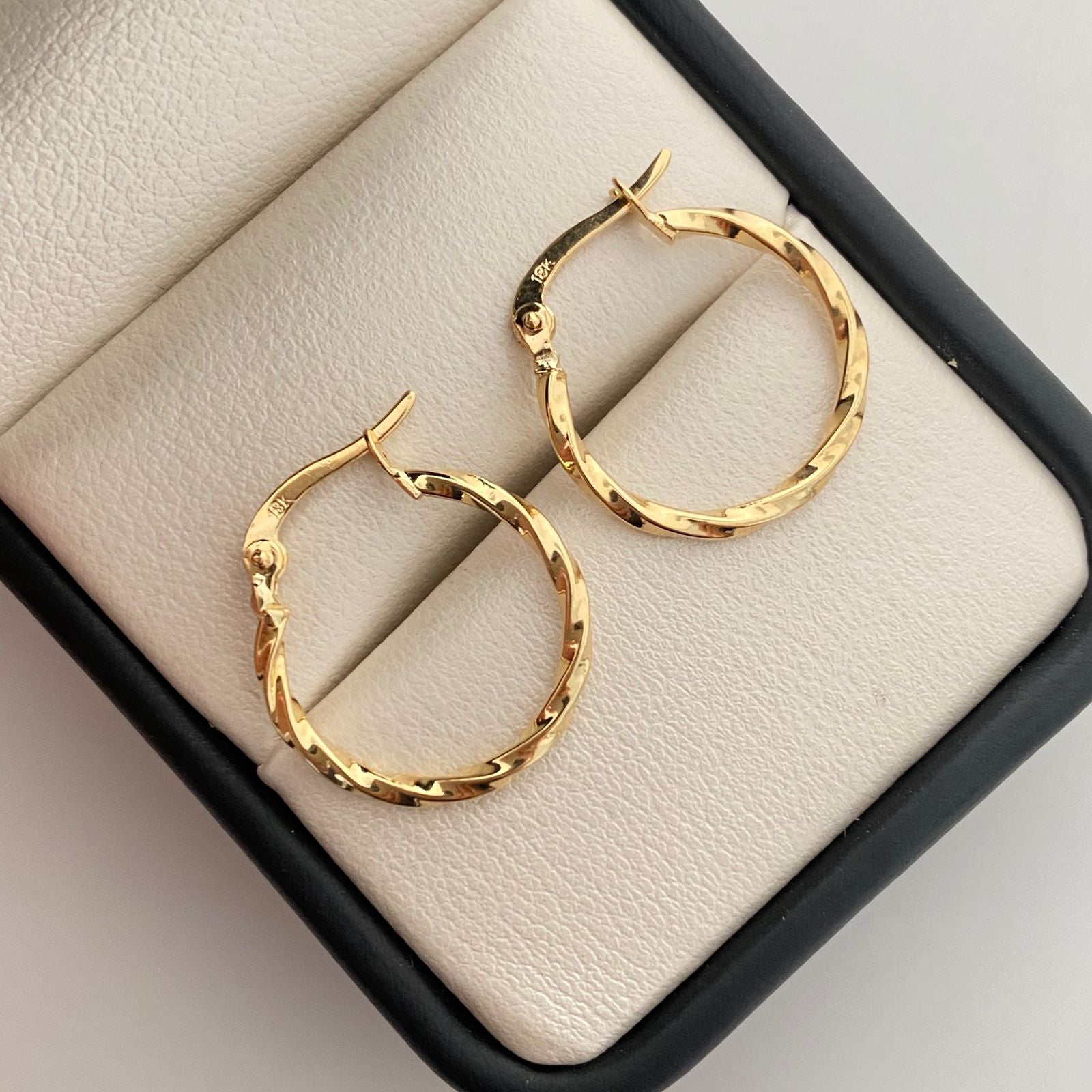 Candonga entorchada  Oro amarillo 18k 1,1 Gr / 1,9 Cm