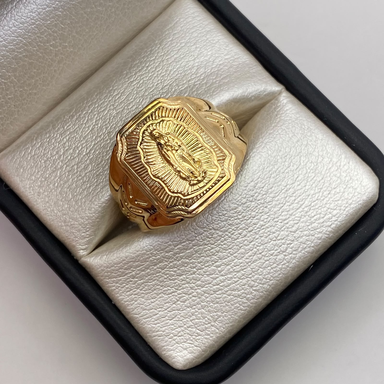 Anillo Virgen de guadalupe diamantado Oro amarillo 18k / Talla 9 /12 / 6,51 Gr / 5,3 mm