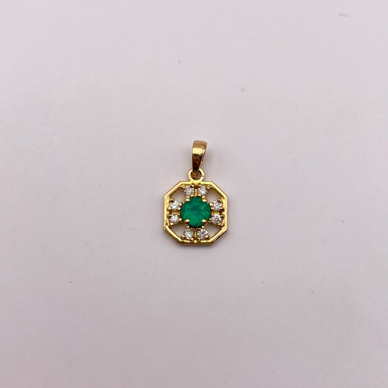 Dije Esmeralda Oro amarillo 18k 0,95 Gr / 8,5 mm / 1,3 Cm