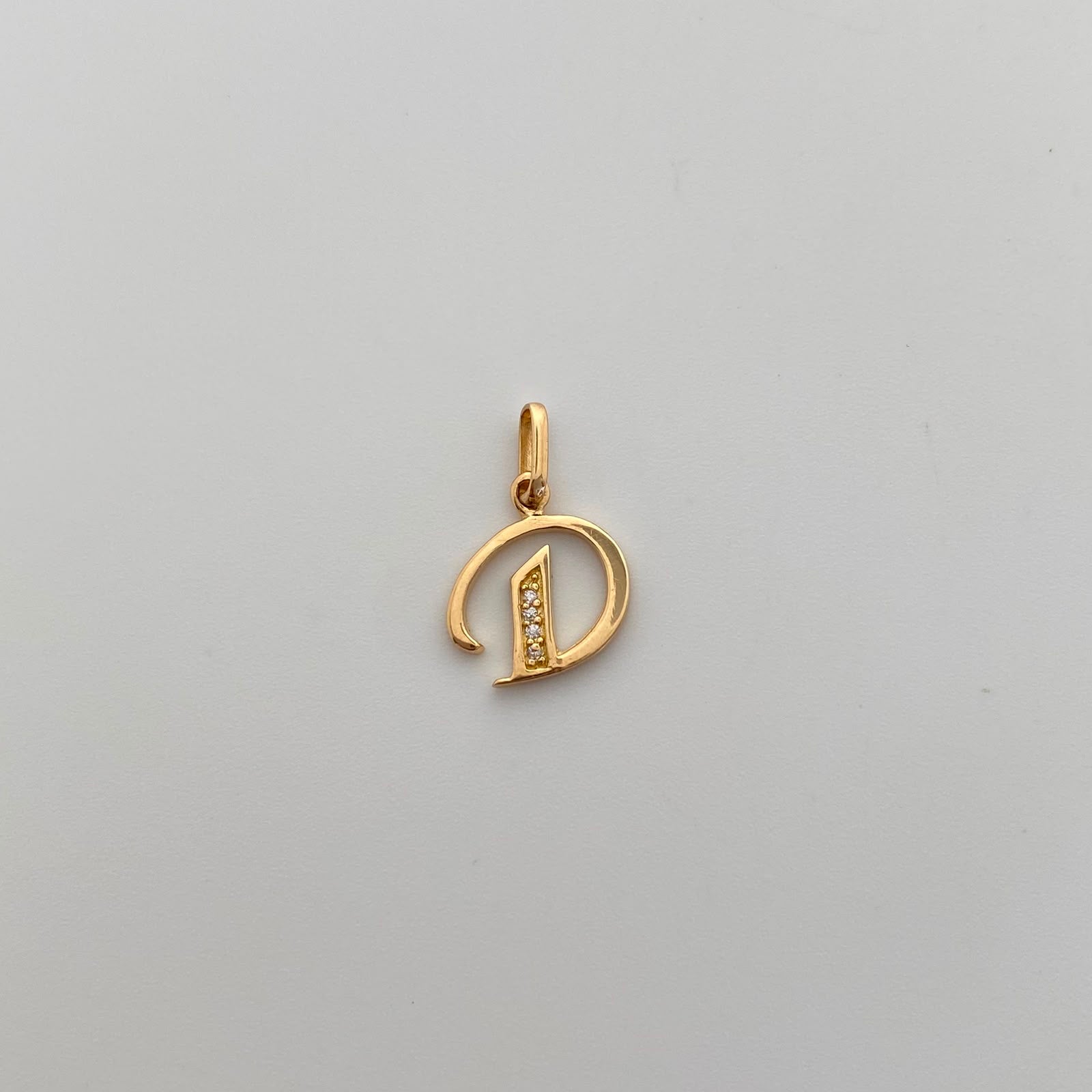 Dije Letra D Casting Oro amarillo 18k 1,1 Gr / 11,4 mm / 1,8 Cm