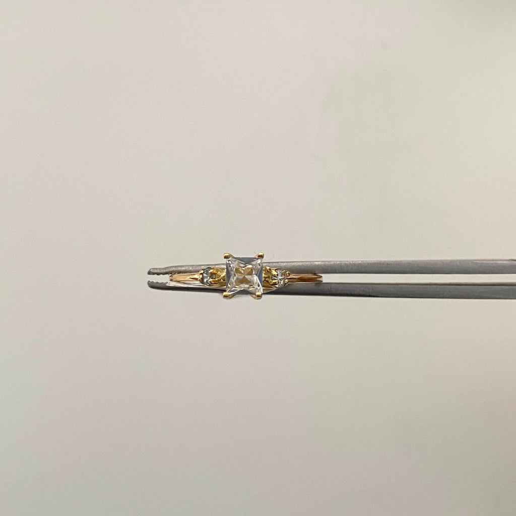 Anillo Solitario Oro amarillo 18k / Talla 8 / 1,2 Gr / 1 mm