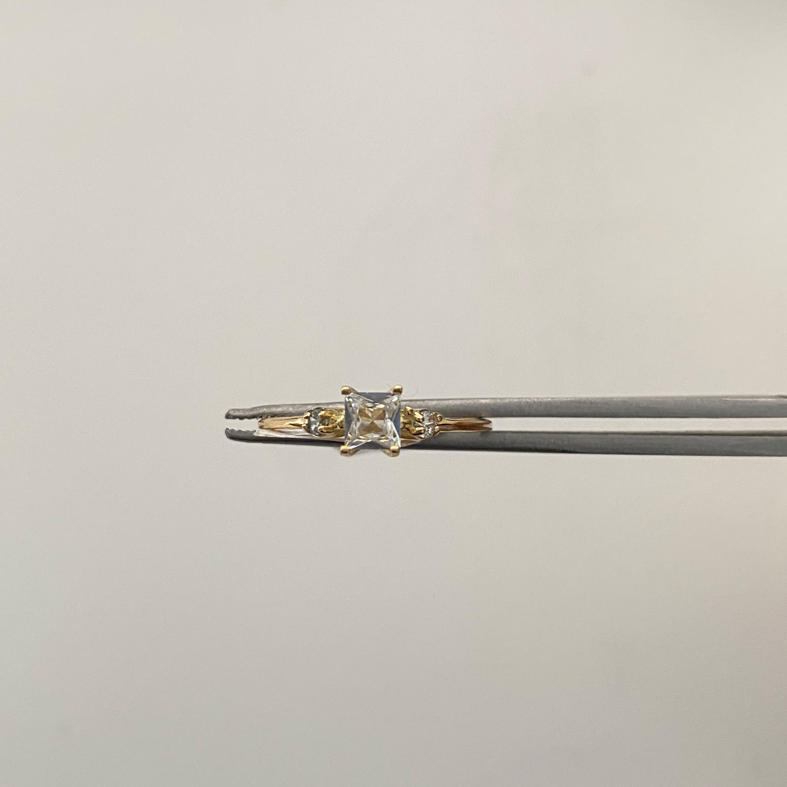 Anillo Solitario Oro amarillo 18k / Talla 8 / 1,2 Gr / 1 mm