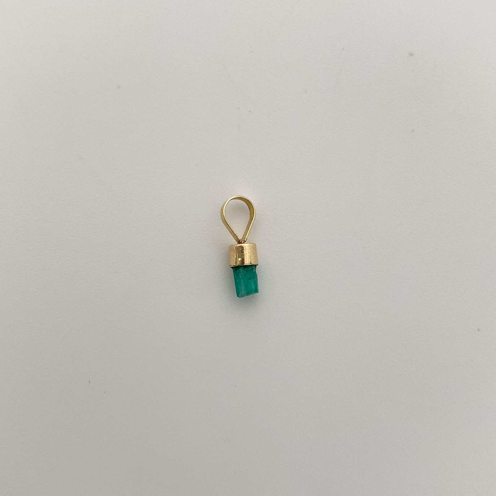 Dije Canutillo de Esmeralda Oro amarillo 18k 0,15 Gr / 2,2 mm / 1,1 Cm