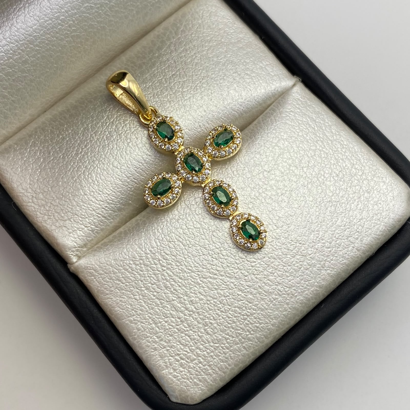 Dije Cruz circones verdes Oro amarillo 18k 2,05 Gr / 16,4 mm / 3,1 Cm