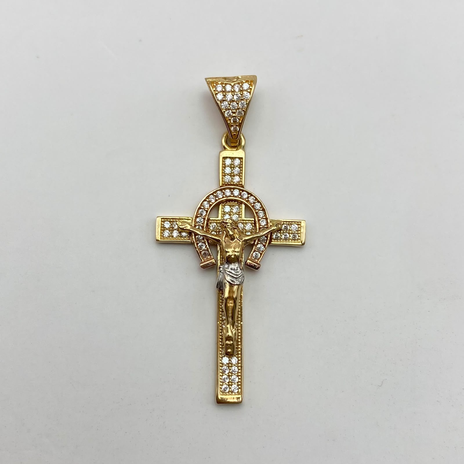 Dije cruz cristo herradura circones blancos Tres oros 18k 4,35 Gr / 20,52 mm / 5 Cm