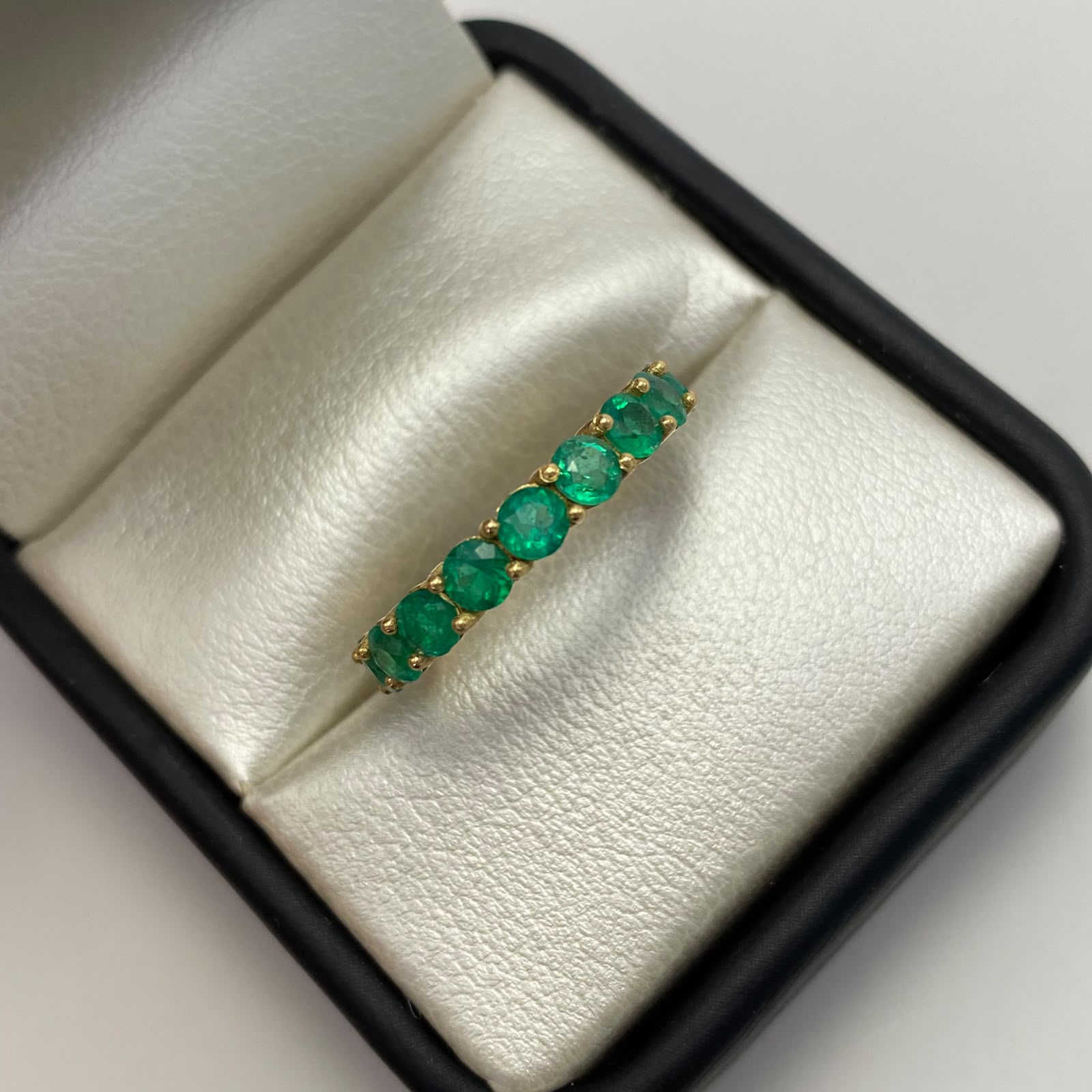 Anillo churumbela 11 esmeraldas 1.65 qt Oro amarillo / Talla 7 / 2,85 Gr