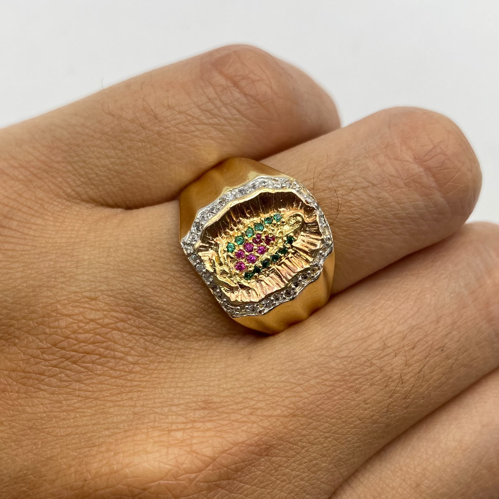 Anillo virgen guadalupe circones multicolor Tres oros 18k / Talla 9 3/4 / 5,10 Gr / 3,22 mm
