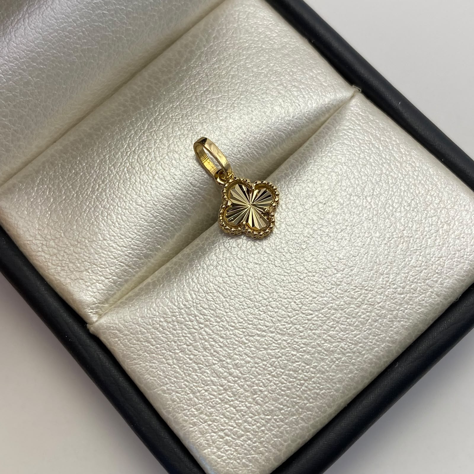Dije Trebol diamantado Oro amarillo 18k 0,55 Gr / 7,7 mm / 1,3 Cm