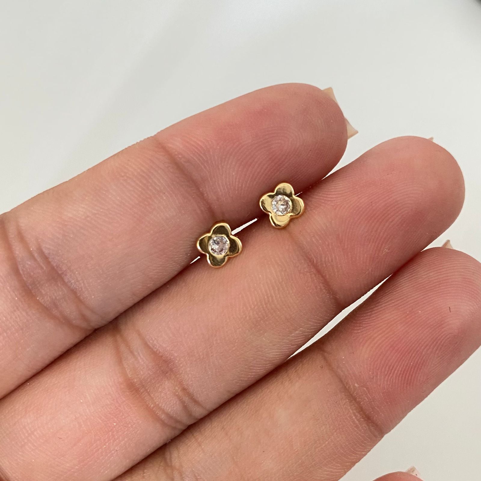 Topos flor punto circon Oro amarillo 18k 0,6 Gr / 5,2 mm