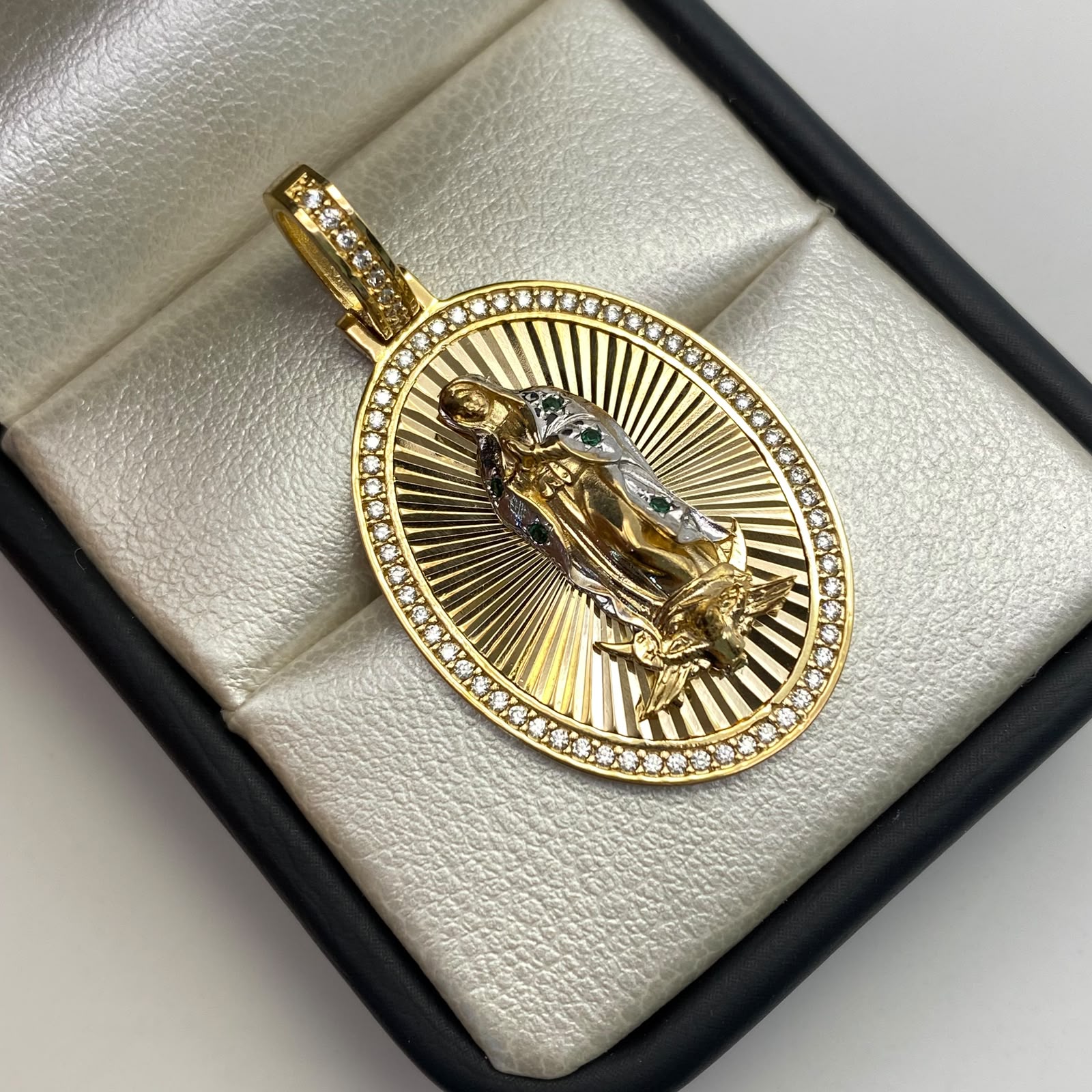 Dije Virgen de guadalupe fondo diamantado Oro amarillo y Oro blanco 18k 7,65 Gr / 22,4 mm / 4,1 Cm