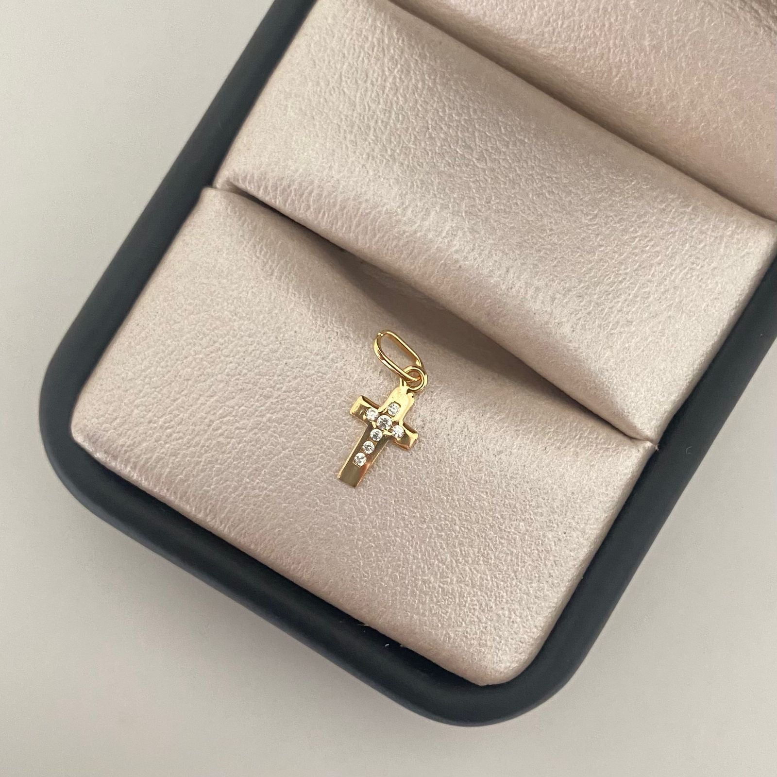 Dije mini cruz centro casting Oro amarillo 18k 0,35 Gr / 1,5 Cm