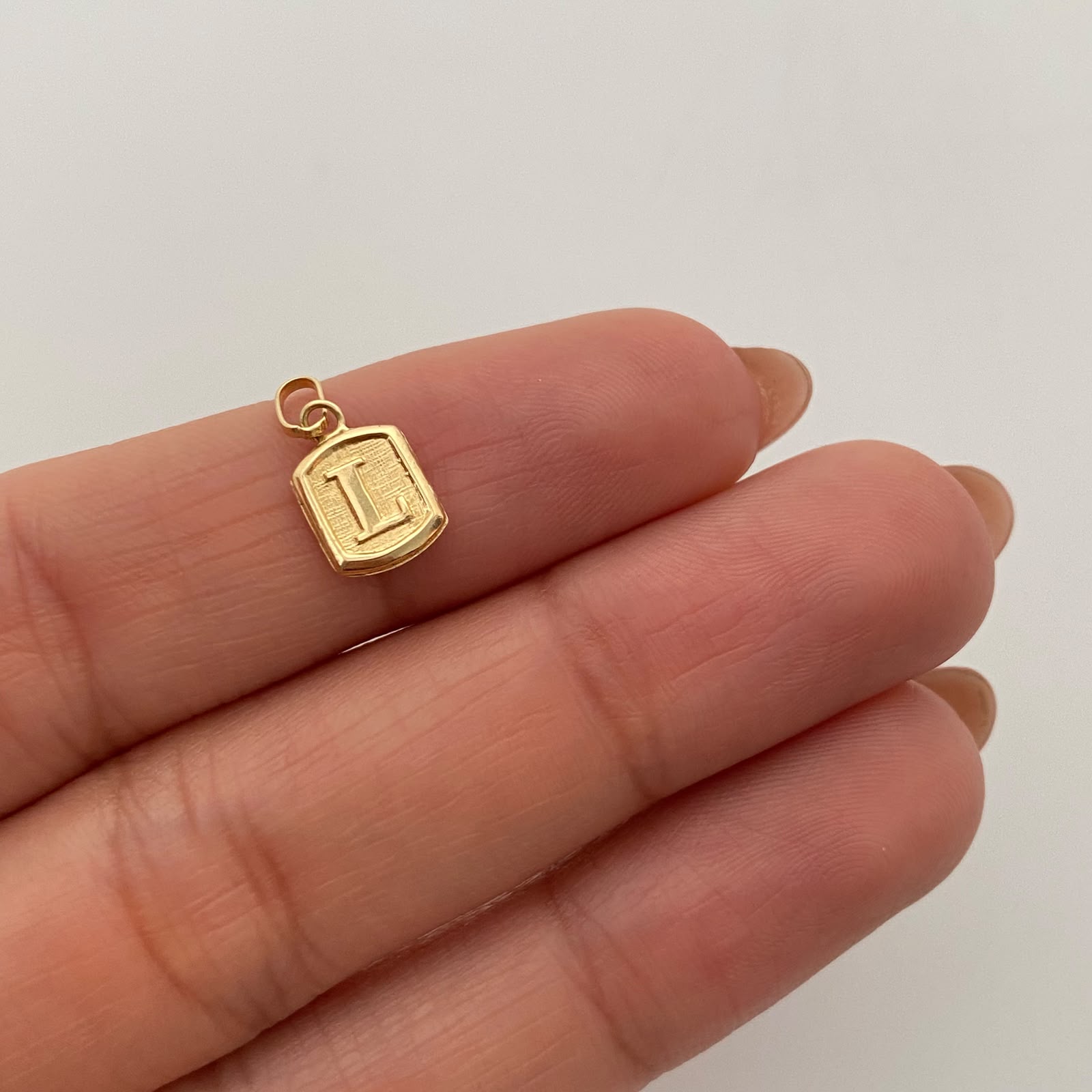 Dije Placa L  Oro amarillo 18k 0,35 Gr / 6,9 mm / 1,5 Cm