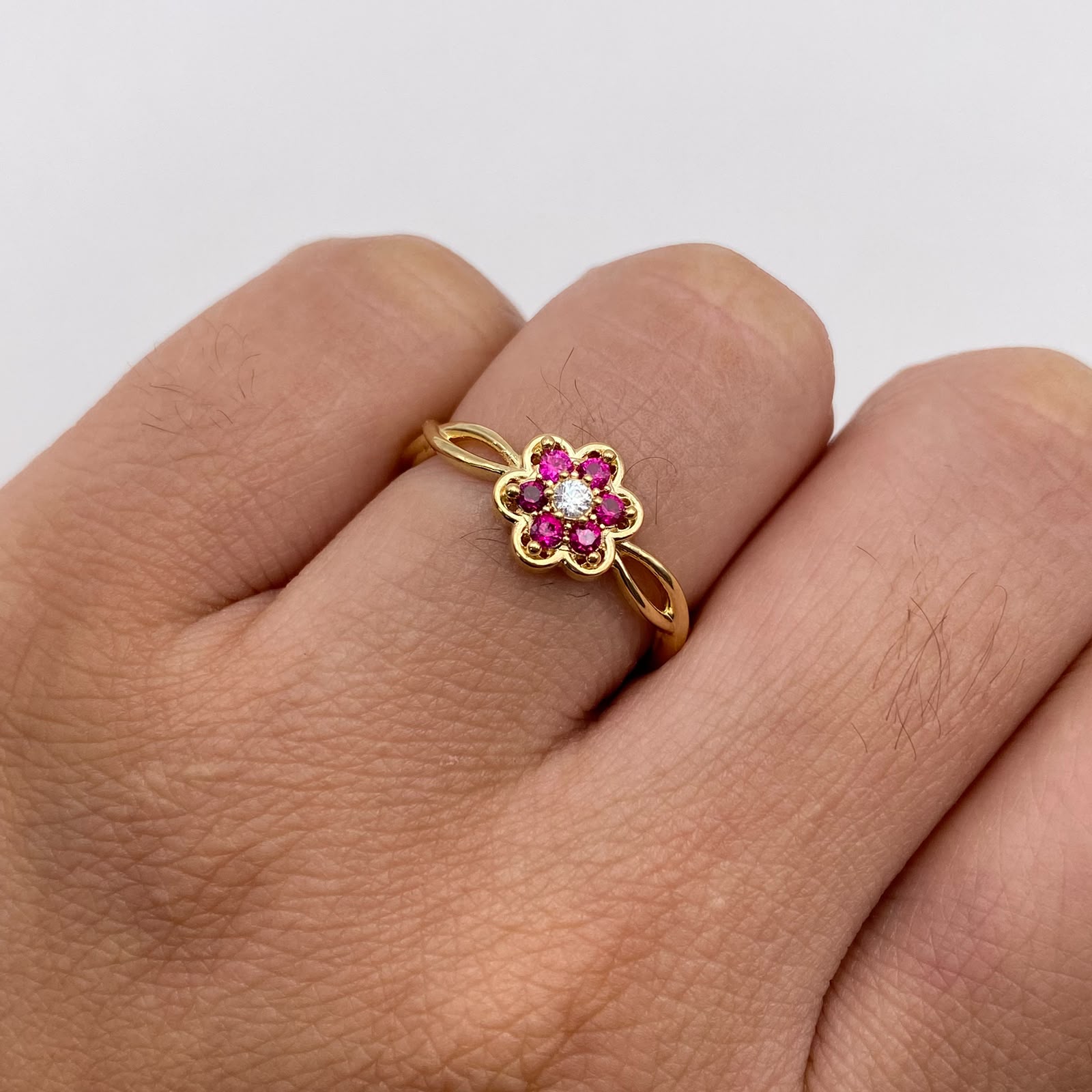 Anillo anillo flor lineas circones fucsia y blanco  Oro amarillo 18k / Talla 7 1/4 / 2,05 Gr / 1,57 mm