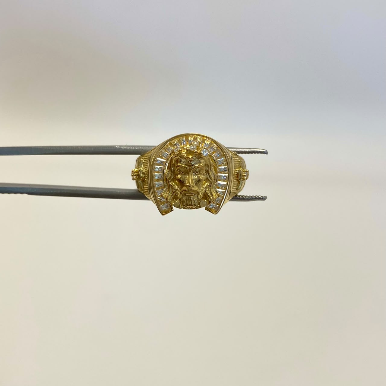 Anillo Rostro cristo circones blancos Oro amarillo 18k / Talla 10 / 6,4 Gr / 6,3 mm
