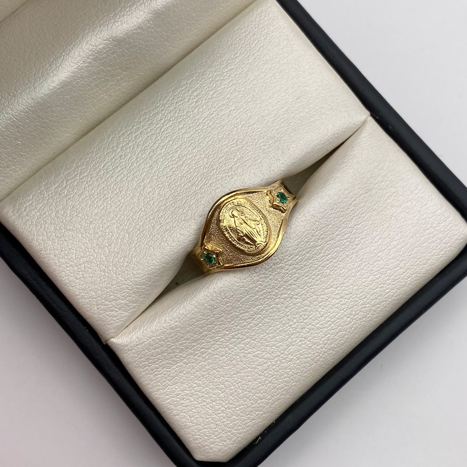 Anillo Troquel virgen Milagrosa circones verdes Oro amarillo 18k / Talla 10 / 2,8 Gr / 4,9 mm
