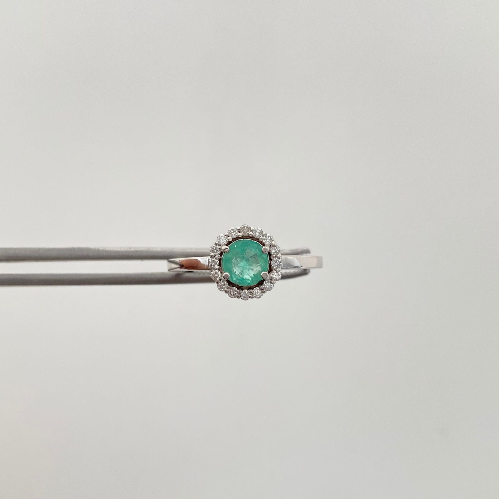 Anillo solitario redondo con esmeralda y diamantes  Oro blanco 18k / Talla 7 / 2,4 Gr