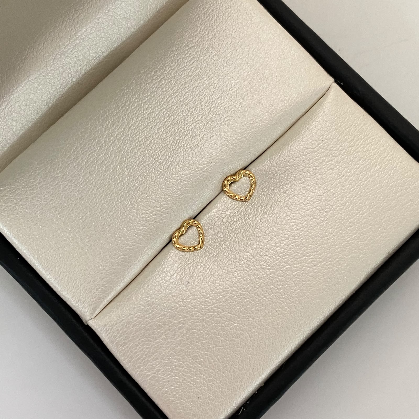 Topos silueta corazon relieve Oro amarillo 18k 0,45 Gr / 5,5 mm