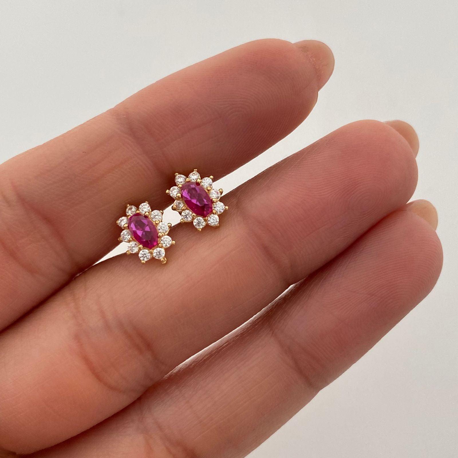 Topos tipo flor con circon fucsia y blanco  Oro amarillo 18k 1,3 Gr / 6,9 mm