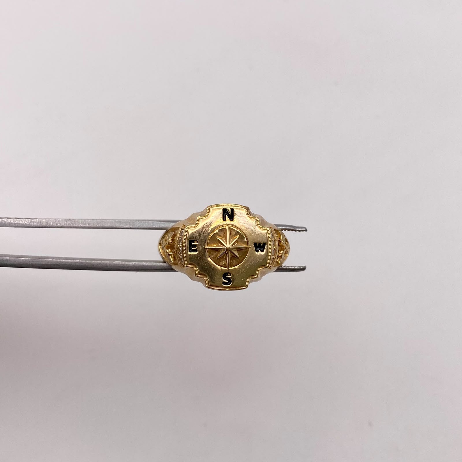 Anillo brujula circones blancos Oro amarillo 18k / Talla 9 1/2 / 7,55 Gr / 4,76 mm