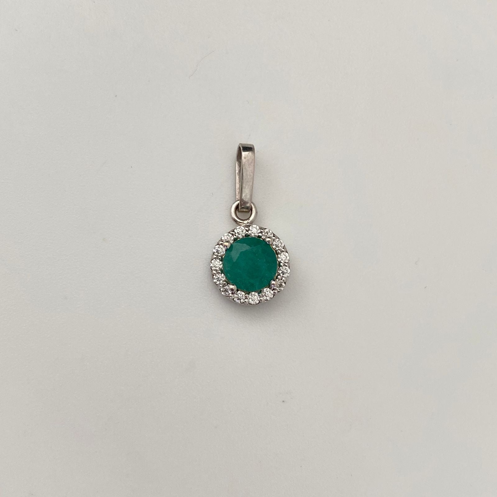 Dije Esmeralda y moissanitas Oro amarillo 18k 2,05 Gr / 8,7 mm / 1,8 Cm