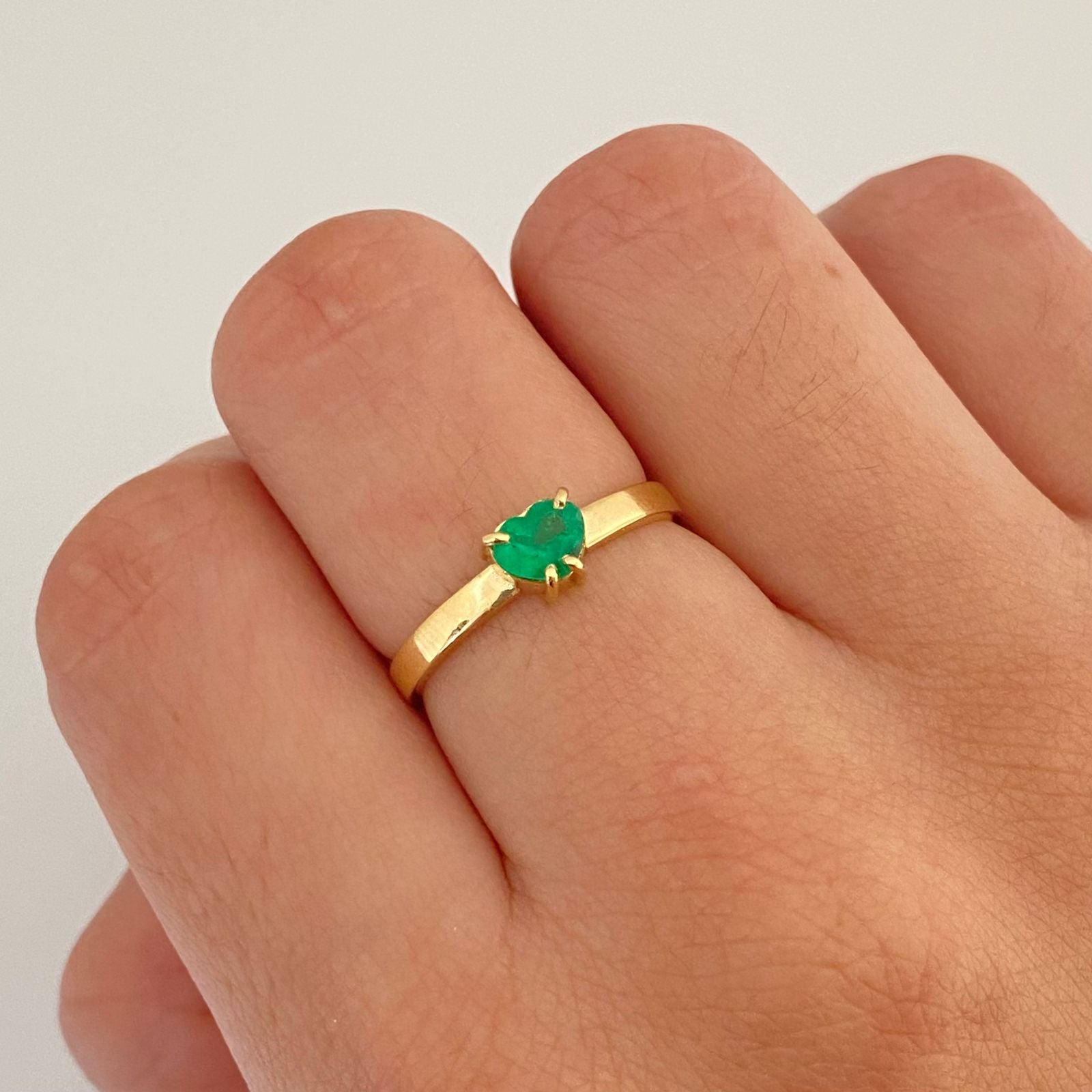 Anillo centro corazón esmeralda Oro amarillo 18k / Talla 7 / 2,35 Gr