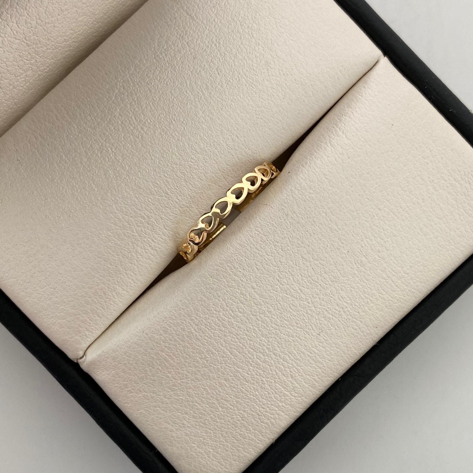 Anillo Corazon seguido Oro amarillo 18k / Talla 6 1/2 / 1,1 Gr / 2,5 mm