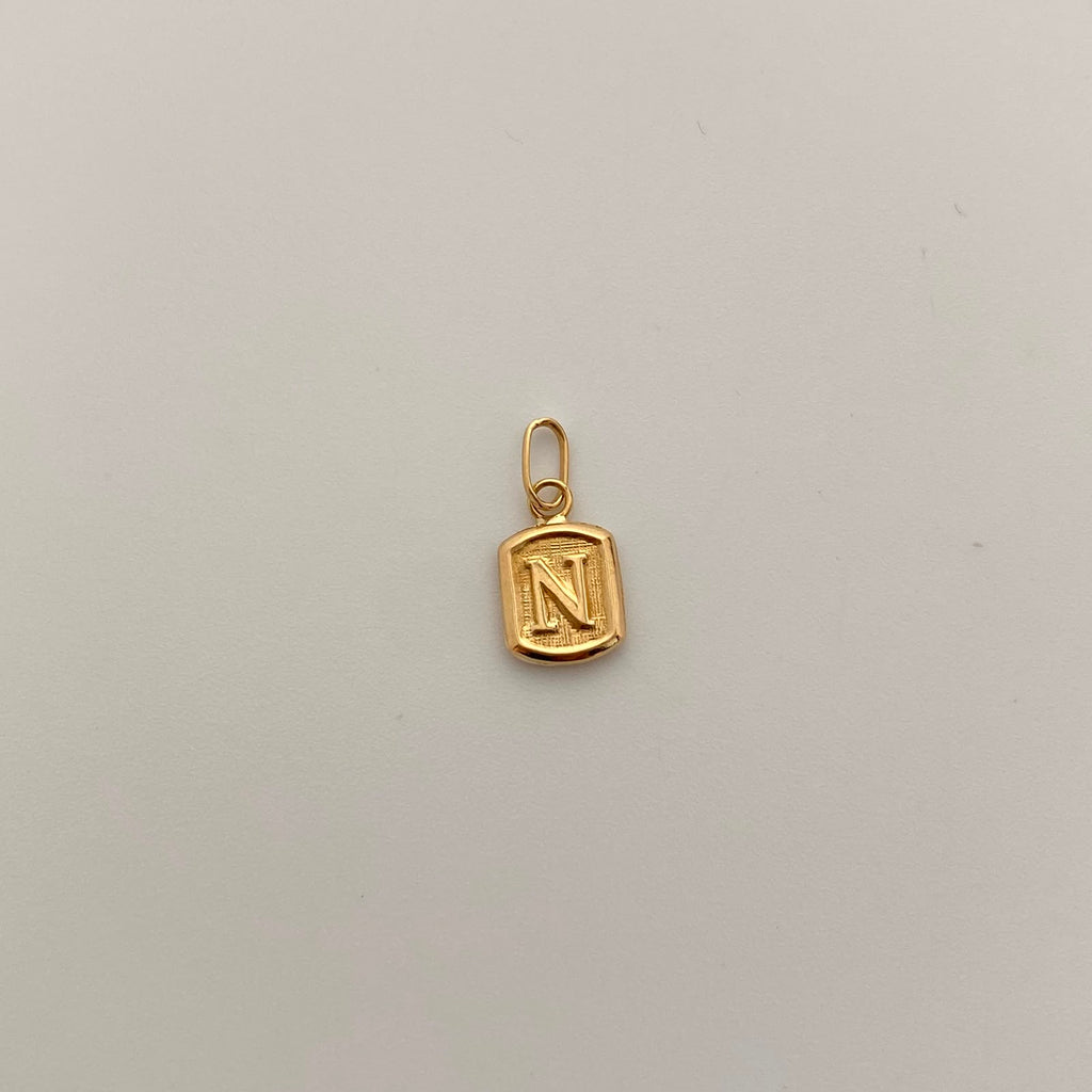 Dije Placa N Oro amarillo 18k 0,35 Gr / 7 mm / 1,5 Cm