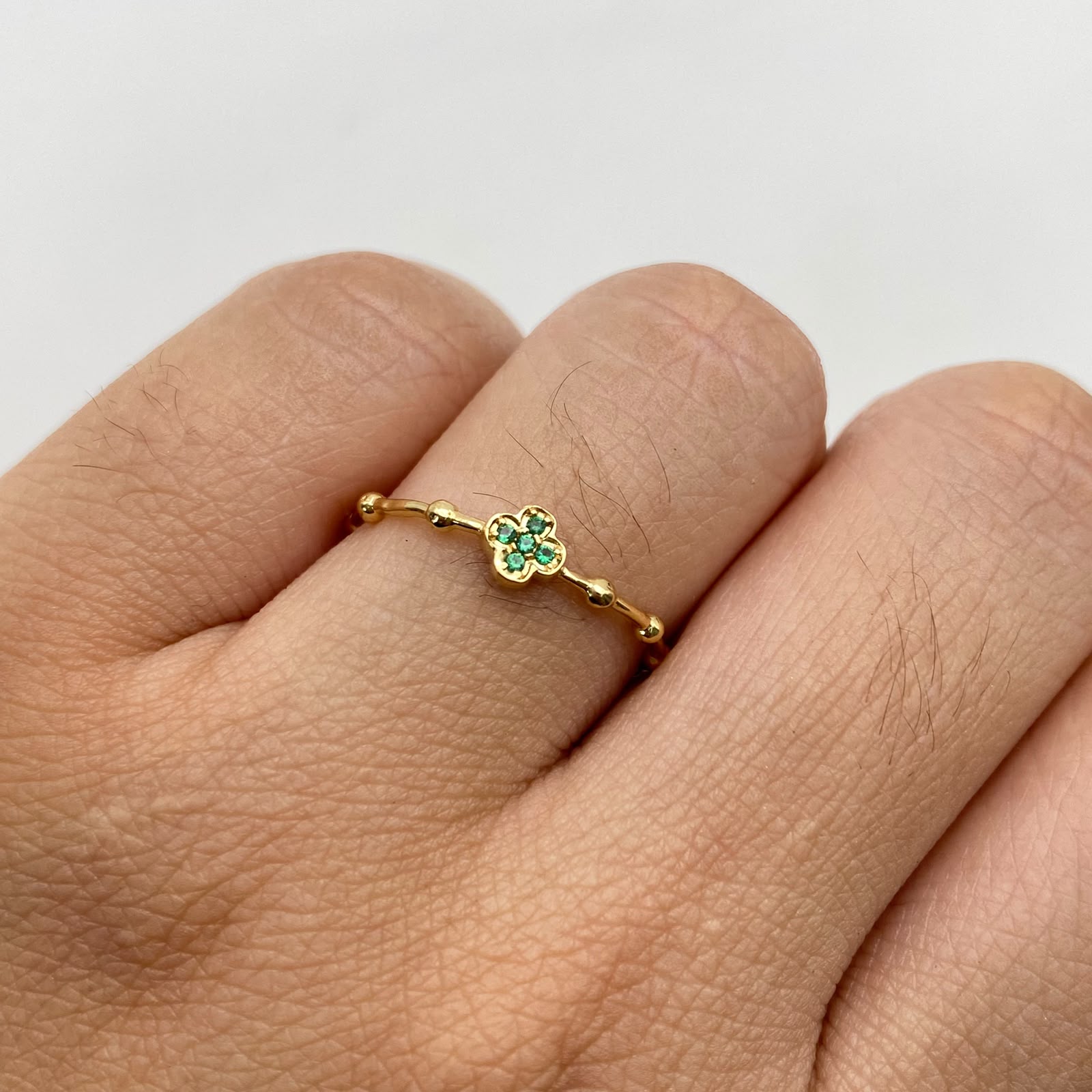 Anillo trebol circones verdes Oro amarillo / Talla 7 / 1 Gr