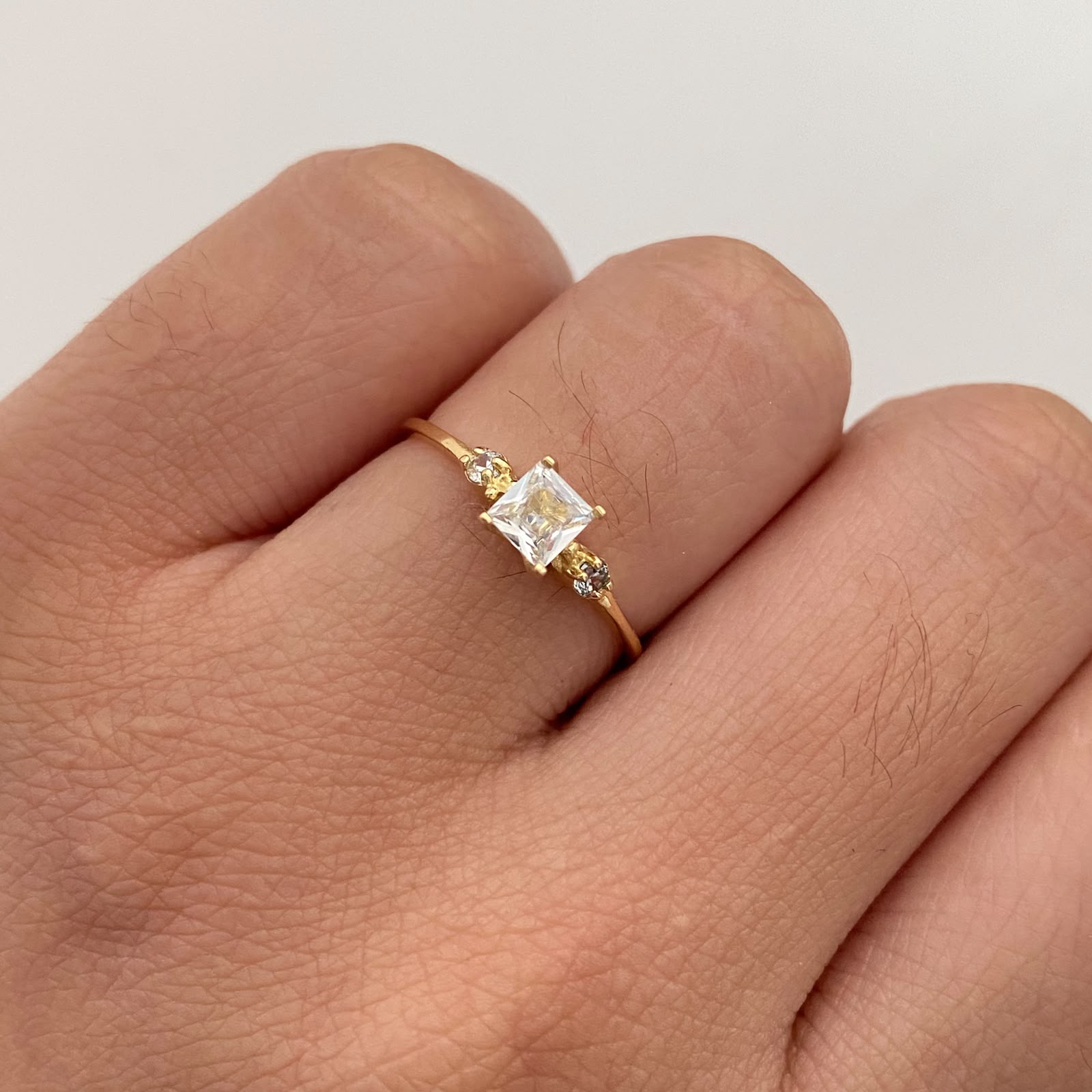 Anillo Solitario Oro amarillo 18k / Talla 6 3/4 / 1,25 Gr / 1,1 mm