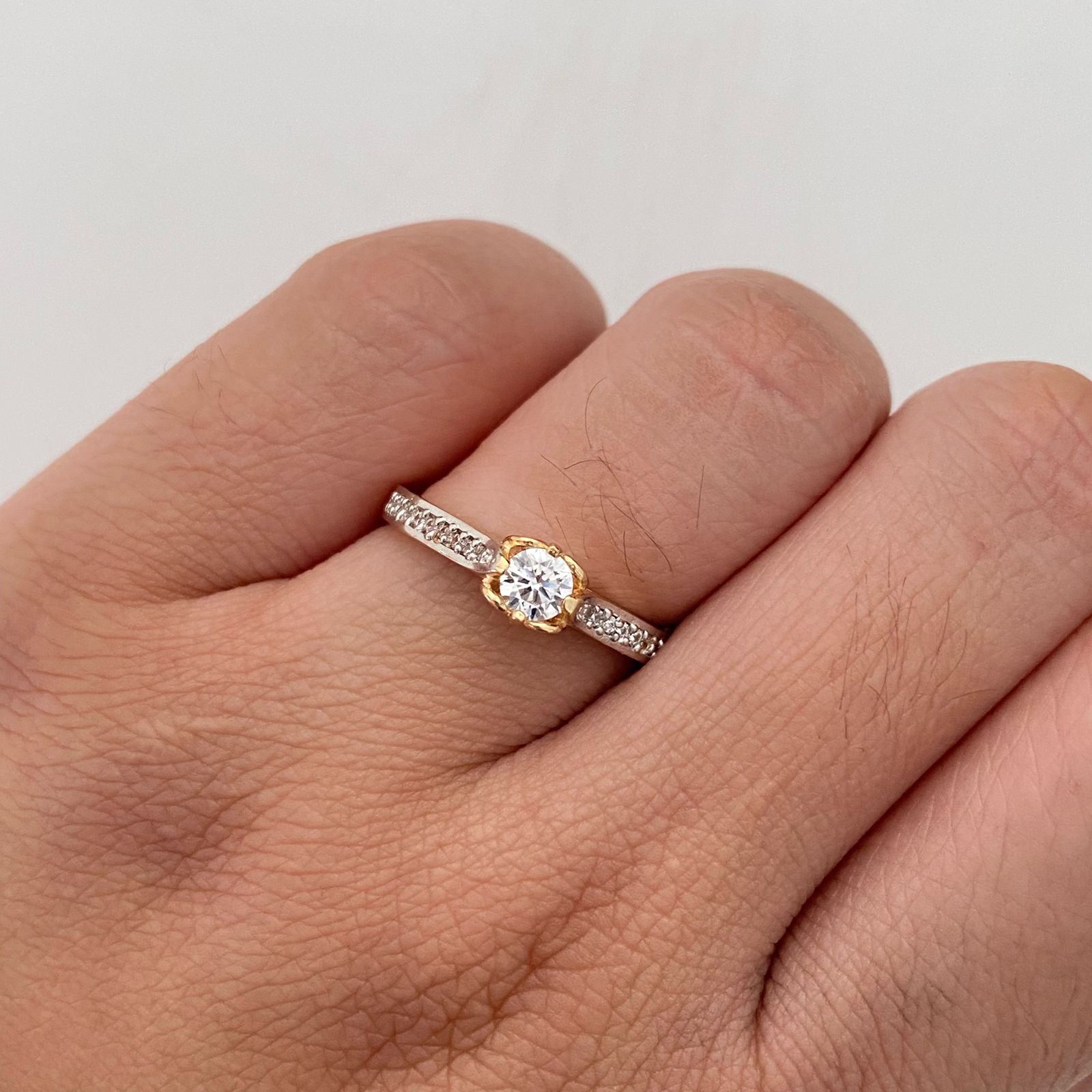 Anillo Solitario Oro amarillo 18k / Talla 7 1/2 / 2,15 Gr / 2,4 mm