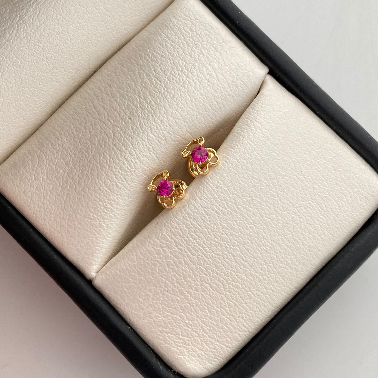 Topos silueta oso con circon rosado  Oro amarillo 18k 0,75 Gr / 4,3 mm