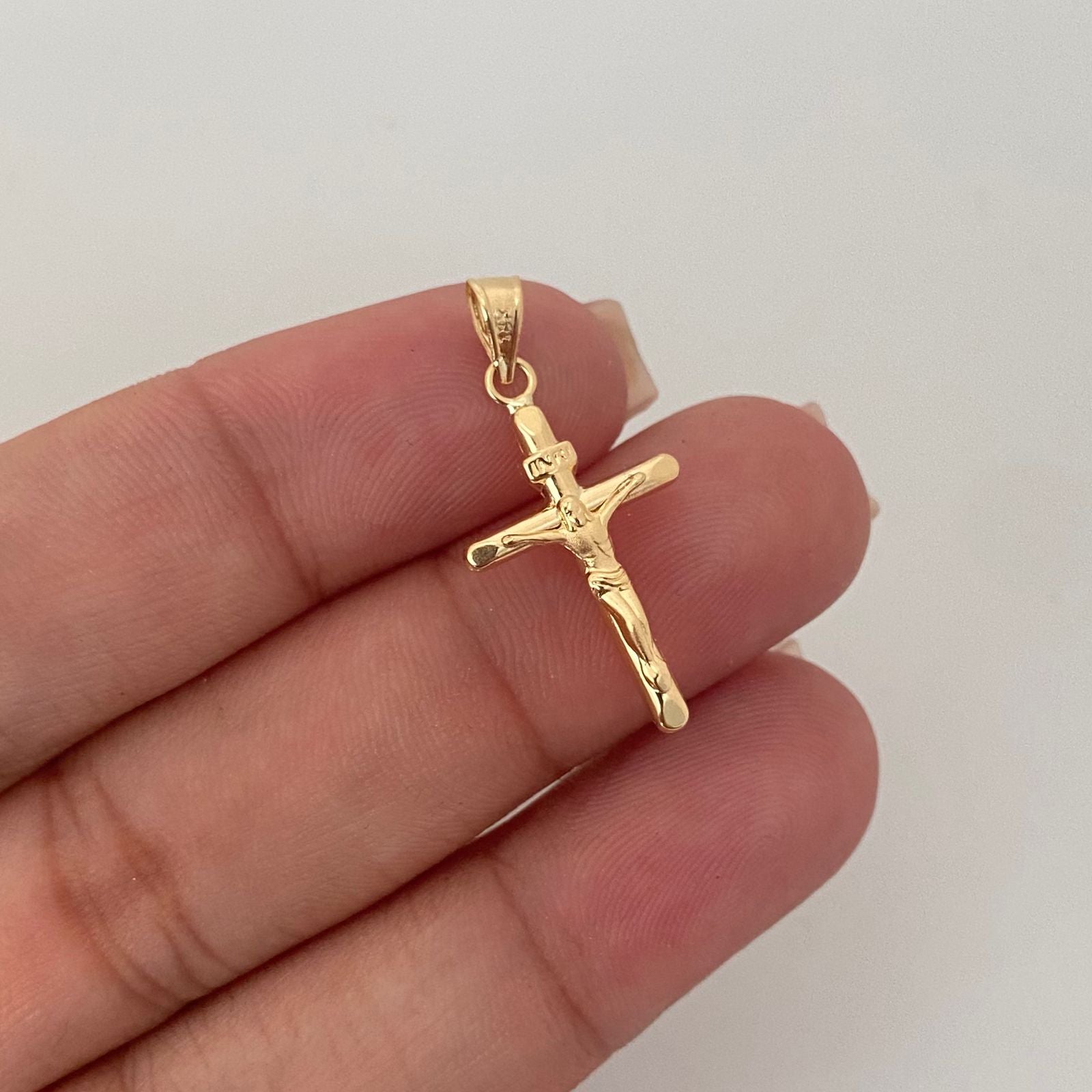 Dije Cruz Cristo Tubular Oro amarillo 18k 0,7 Gr / 12,9 mm / 2,6 Cm