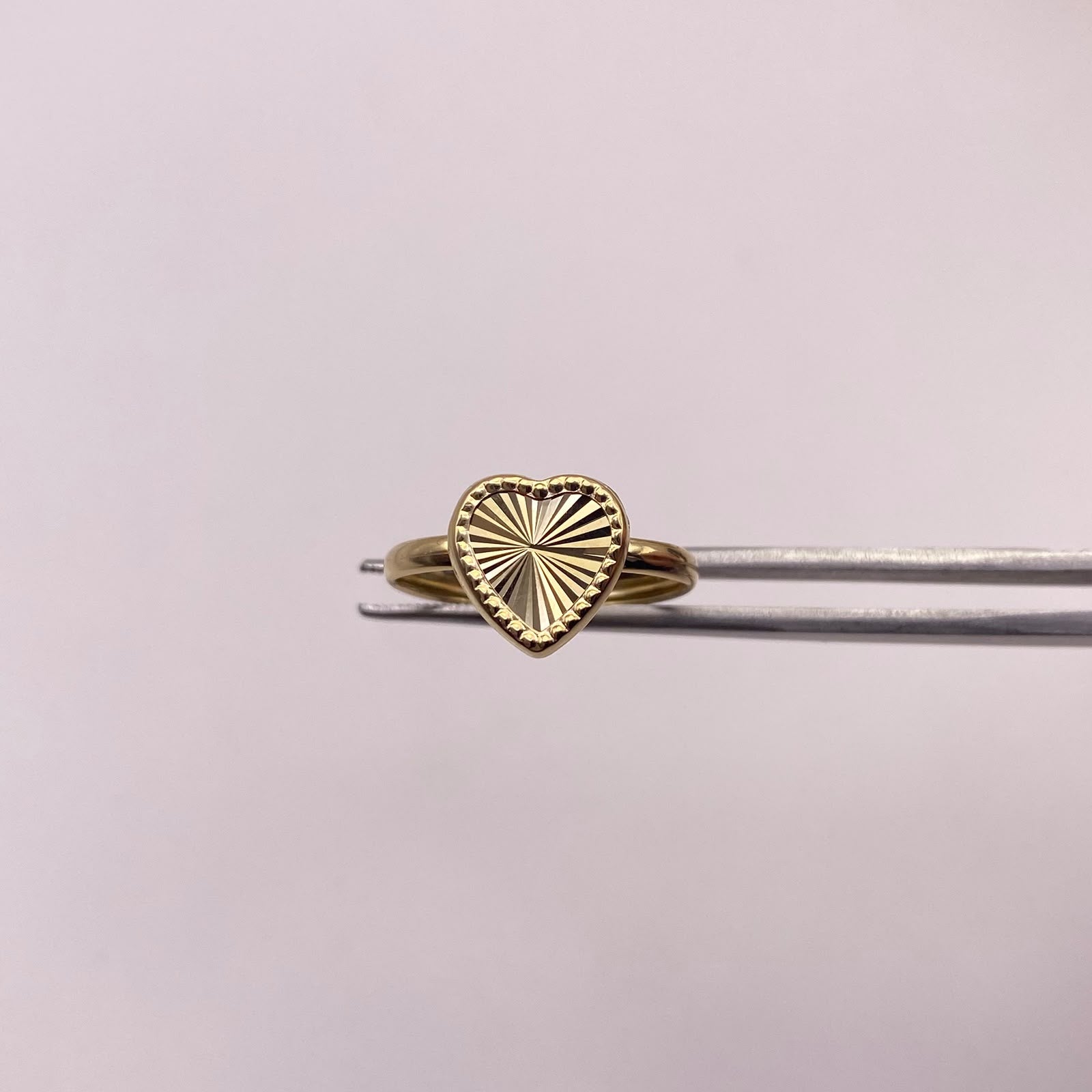 Anillo corazón diamantado Oro amarillo 18k / Talla 7 1/4 / 1,22 Gr / 2,15 mm