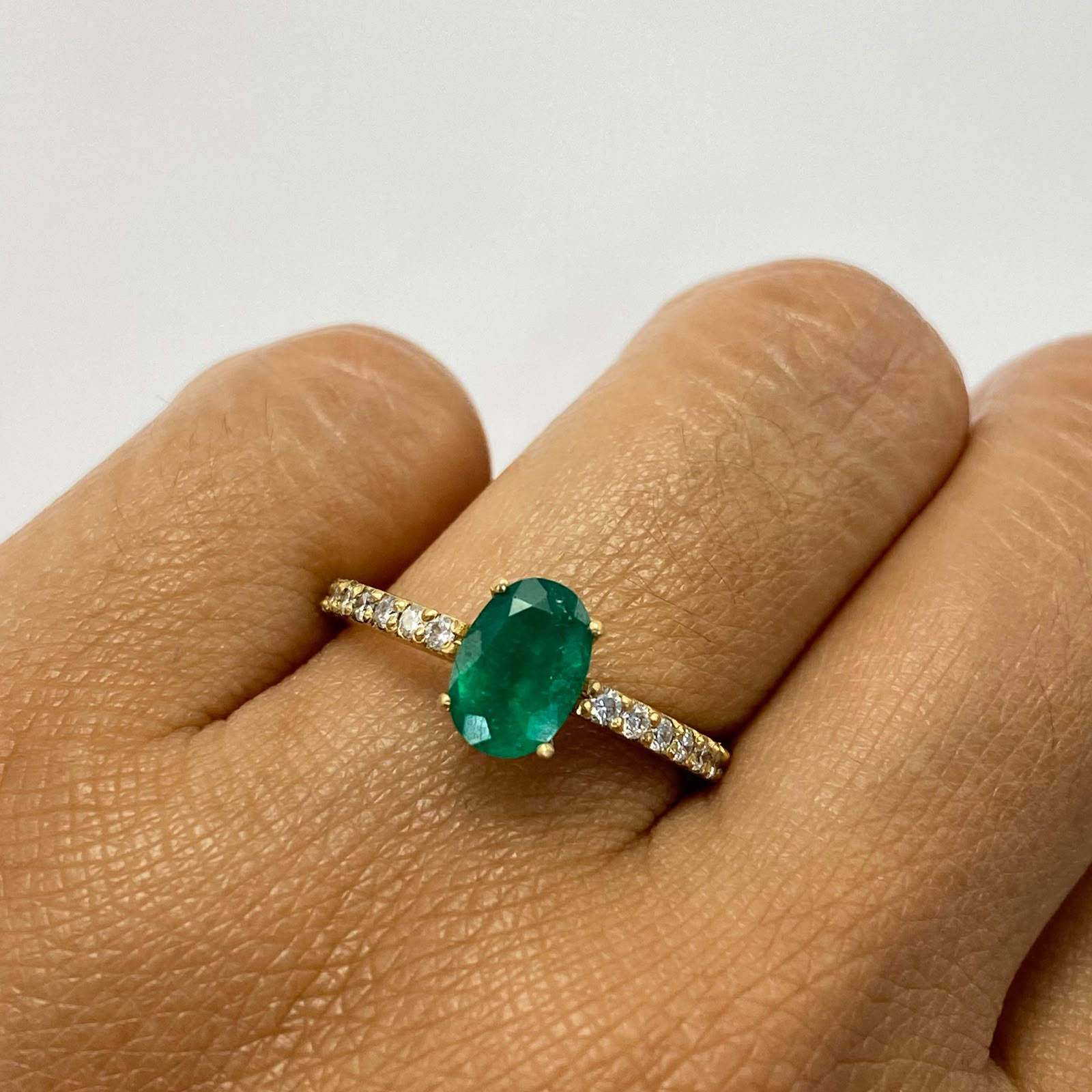 Anillo solitario esmeralda 0.94qt diamantes 0.33qt  Oro amarillo / Talla 7 1/4 / 2,7 Gr