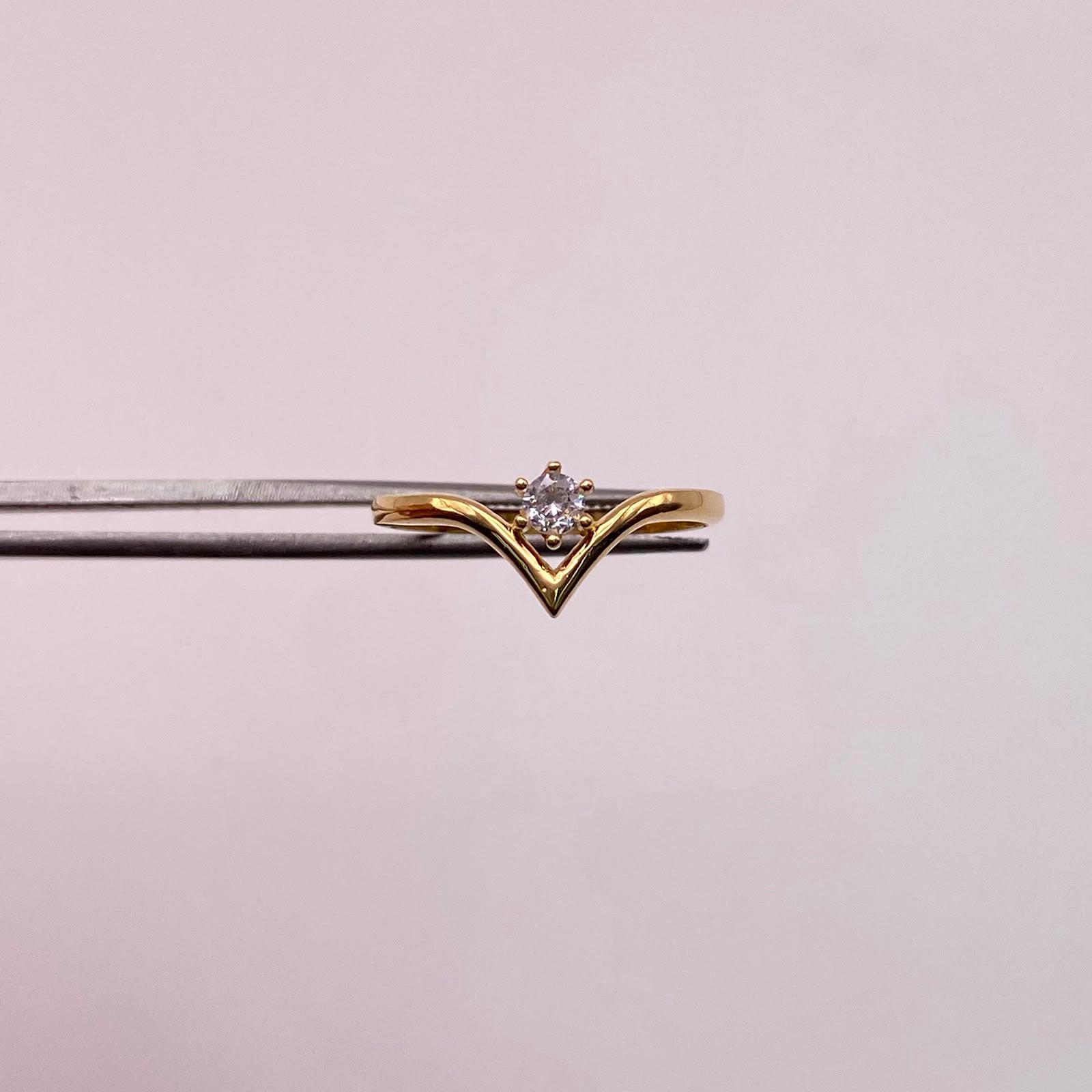 Anillo Solitario V Oro amarillo 18k / Talla 6 / 1,65 Gr / 1,5 mm