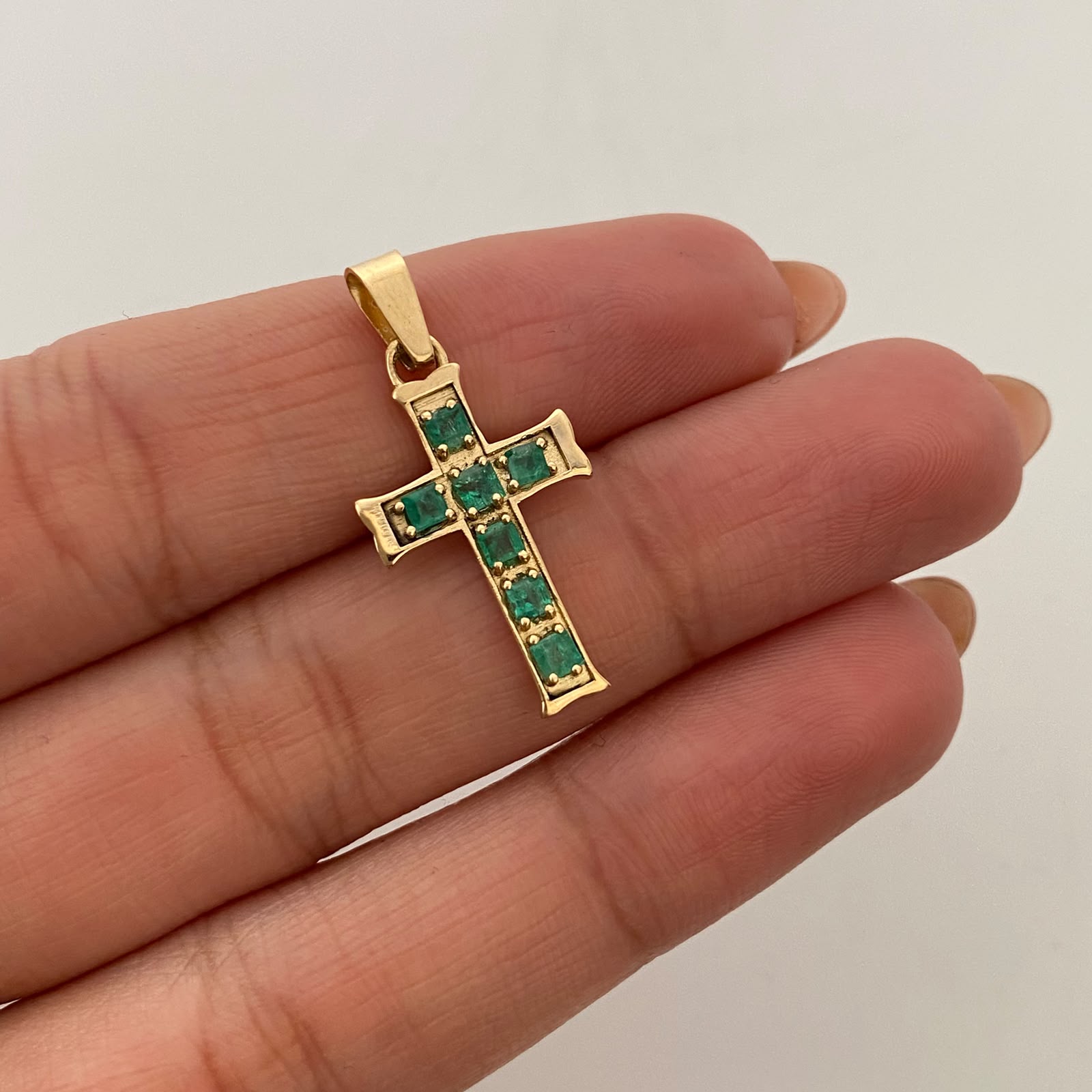 Dije Cruz 0.59 Puntos de Esmeralda Oro amarillo 18k 2 Gr / 13,2 mm / 2,8 Cm