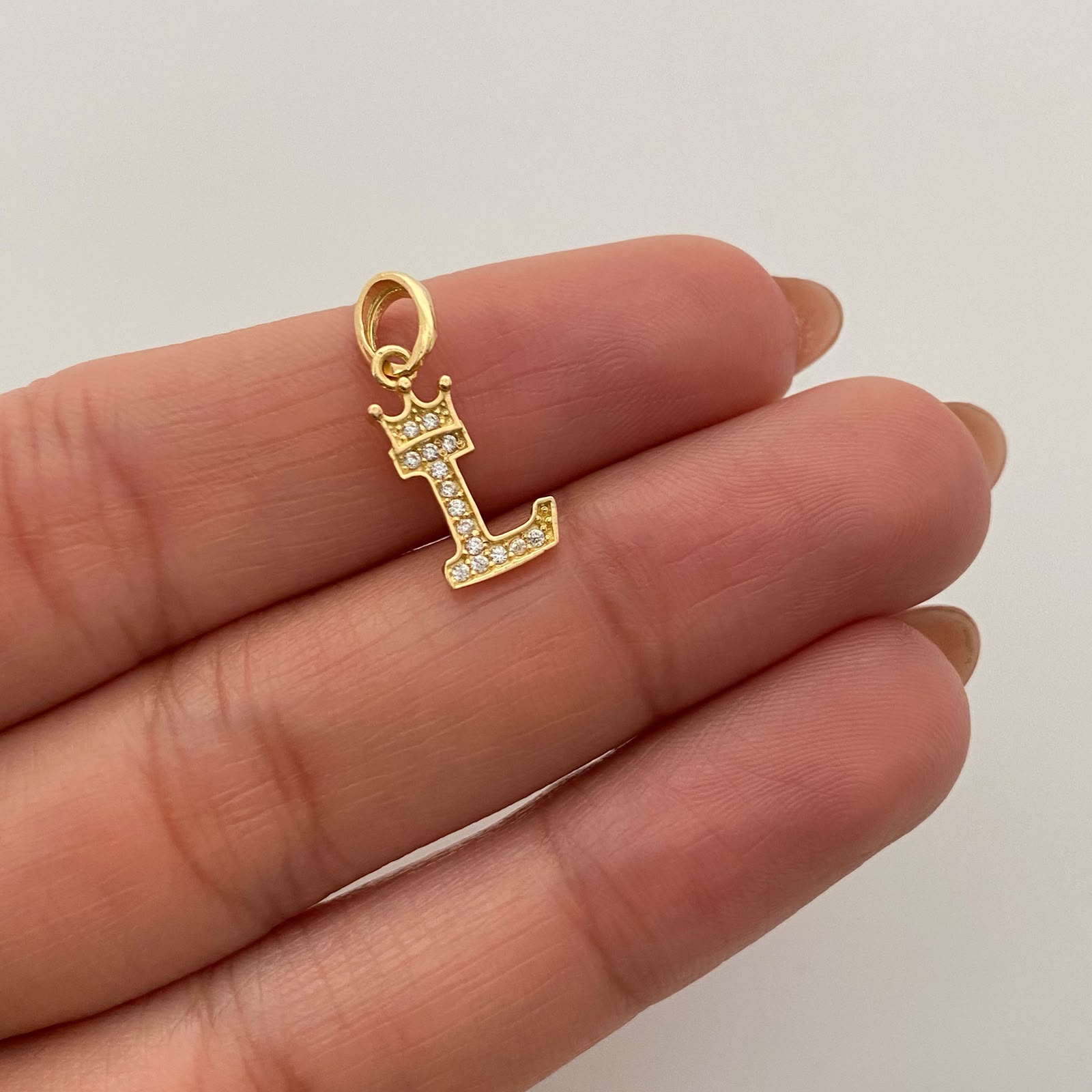 Dije Letra L Casting Oro amarillo 18k 0,75 Gr / 7,5 mm / 2 Cm
