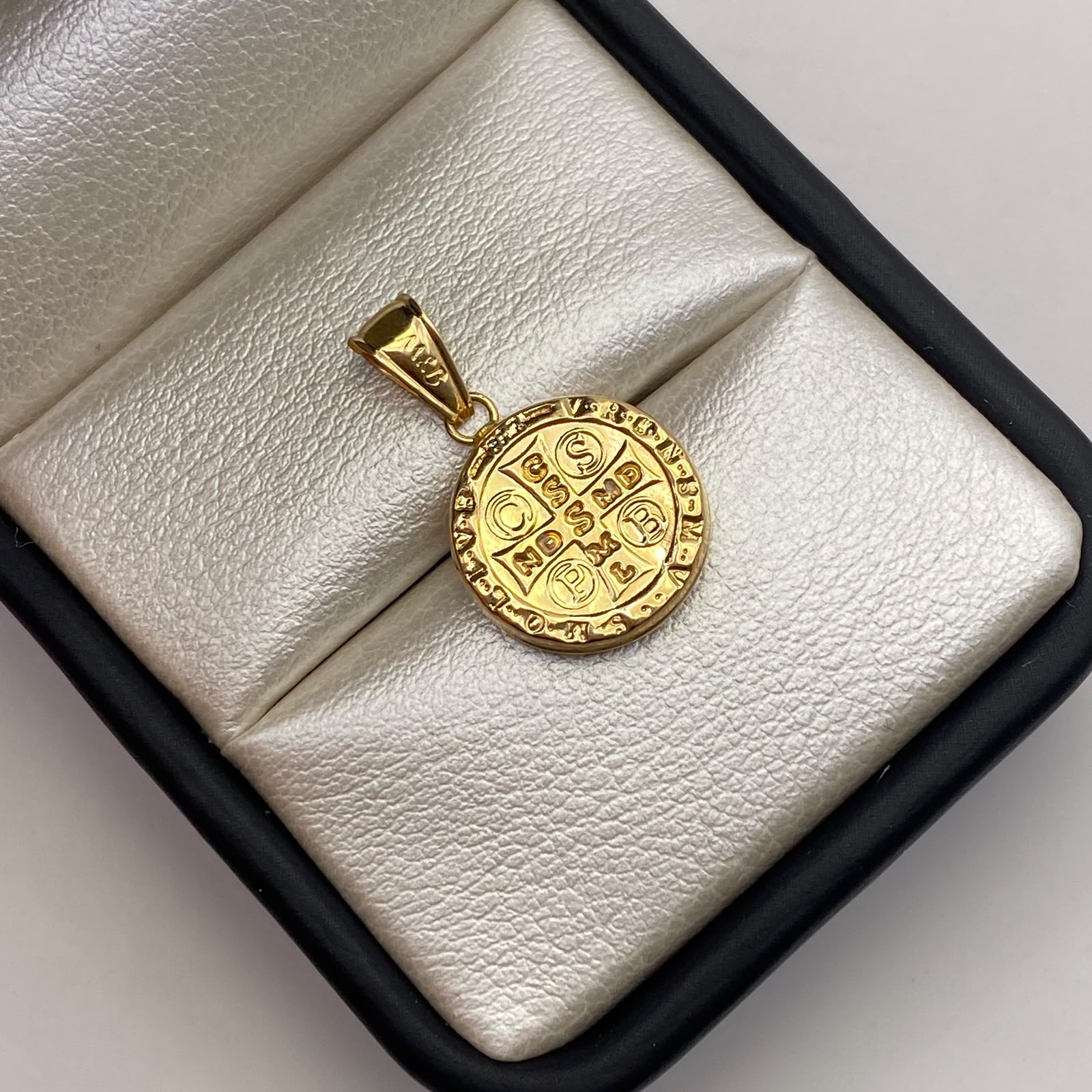 Dije San benito Oro amarillo 18k 0,87 Gr / 14,1 mm / 2,3 Cm