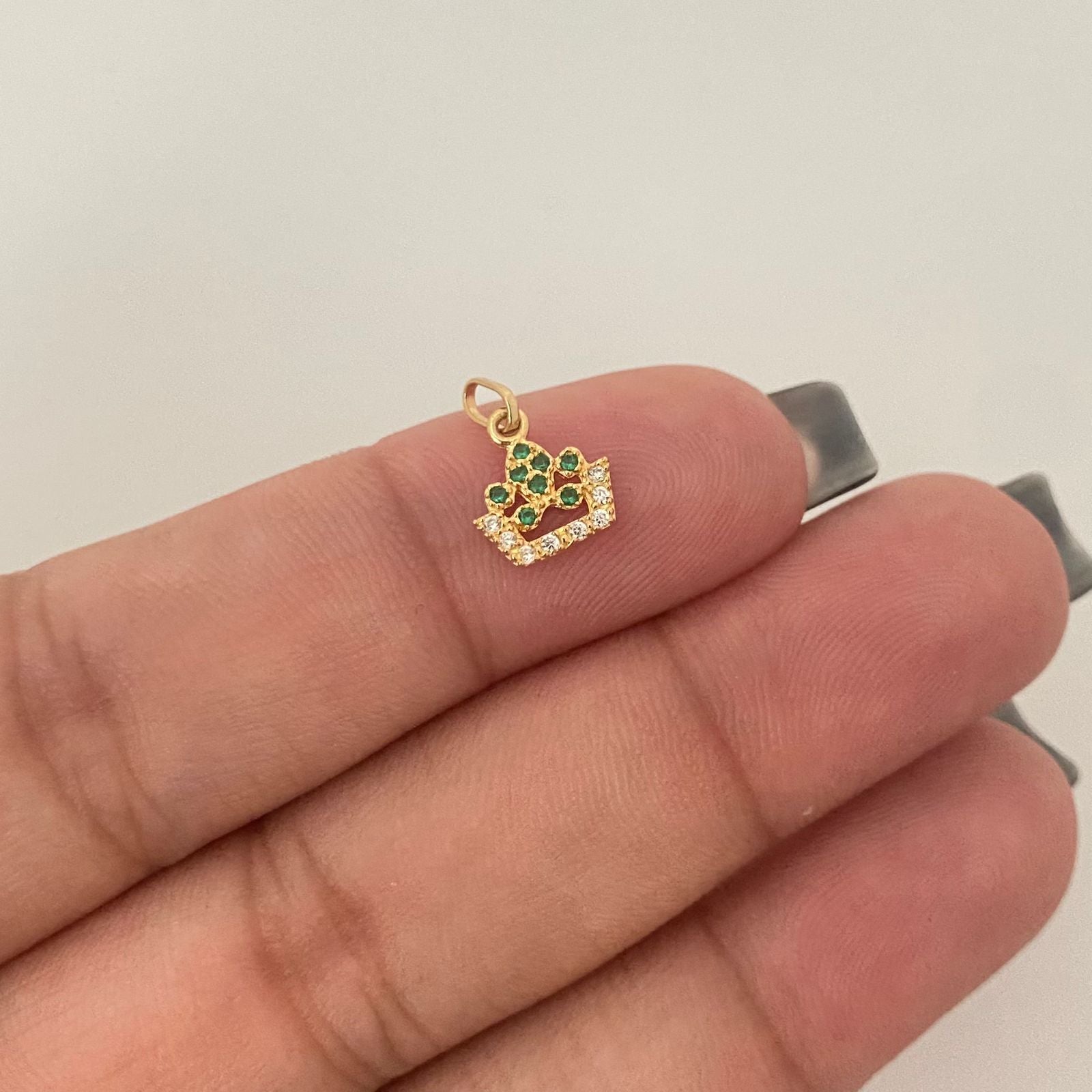 Dije silueta corona circones verde y blanco Oro amarillo 18k 0,40 Gr / 1,0 Cm
