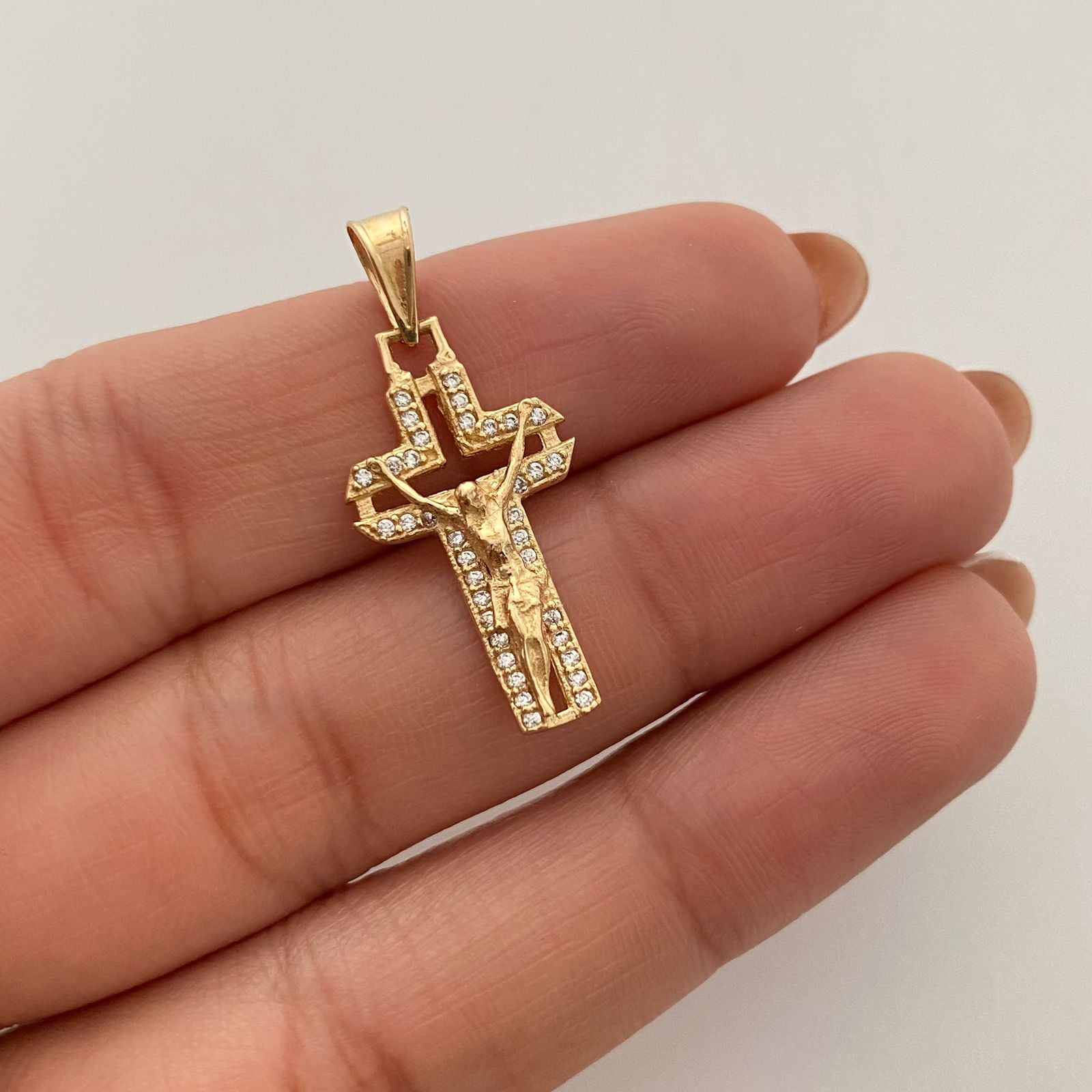 Dije cruz con cristo y circones blancos  Oro amarillo 18k 2,15 Gr / 13,3 mm / 3 Cm