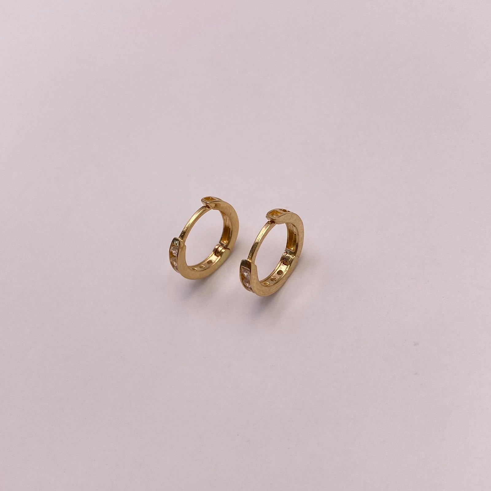 Candonga Tipo huggies circones blancos Oro amarillo 18k 1,5 Gr / 1,1 Cm