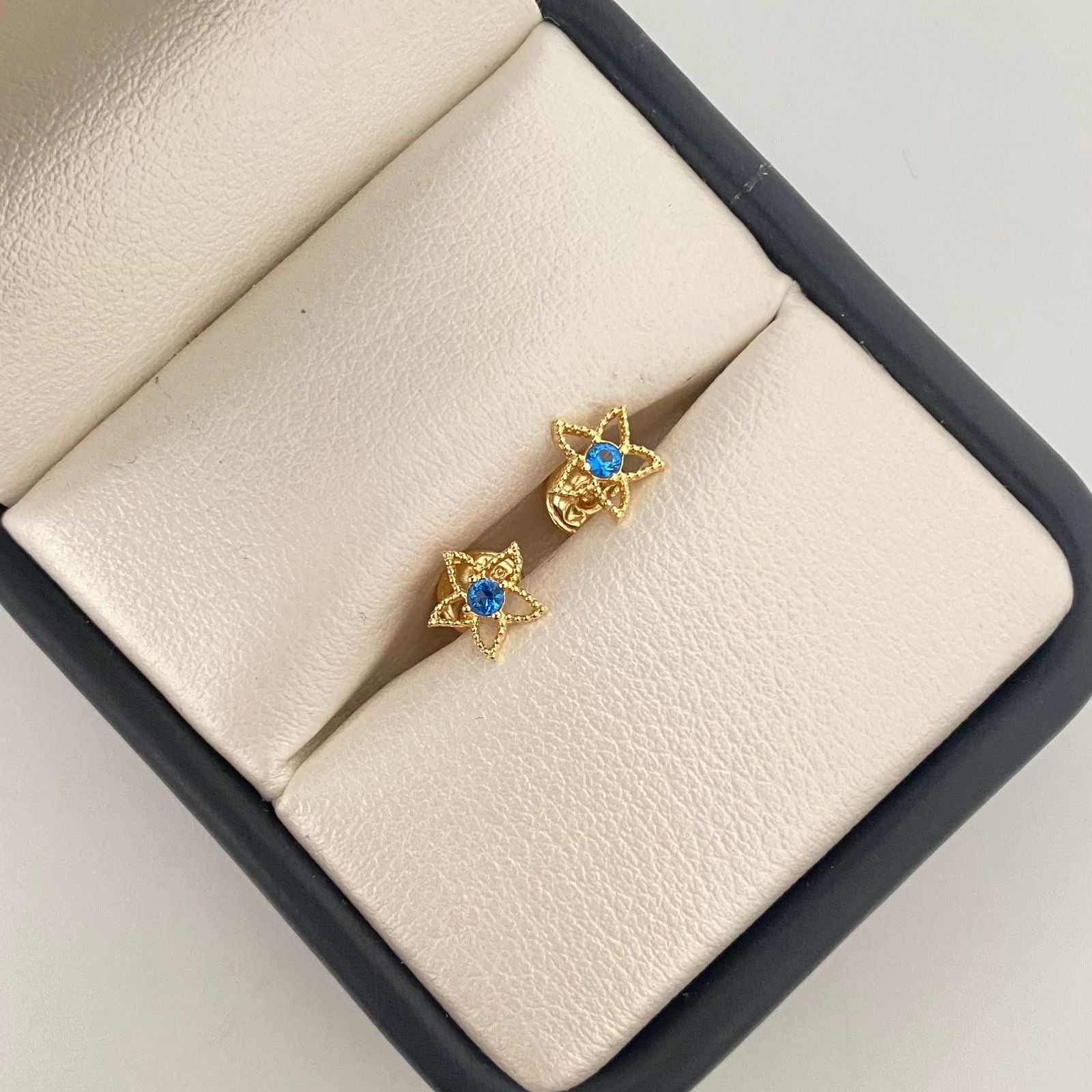 Topos silueta estrella con circon azul  Oro amarillo 18k 0,75 Gr / 6,7 mm